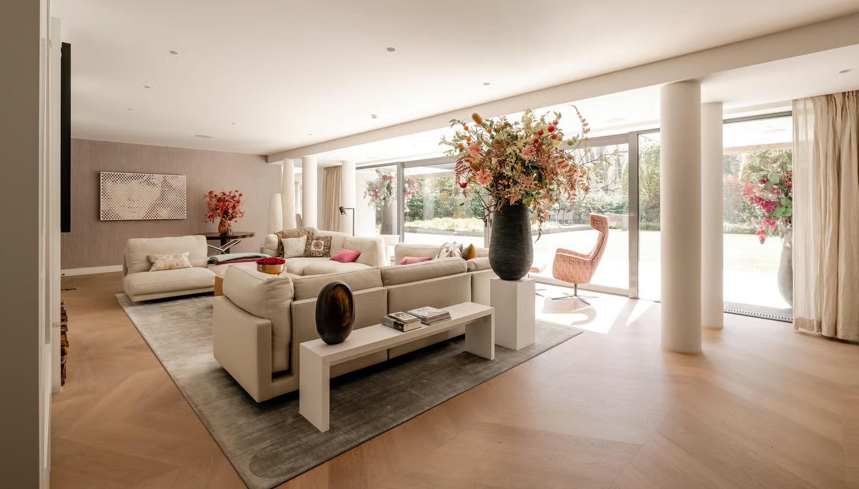 De woonkamer van de villa in Bloemendaal