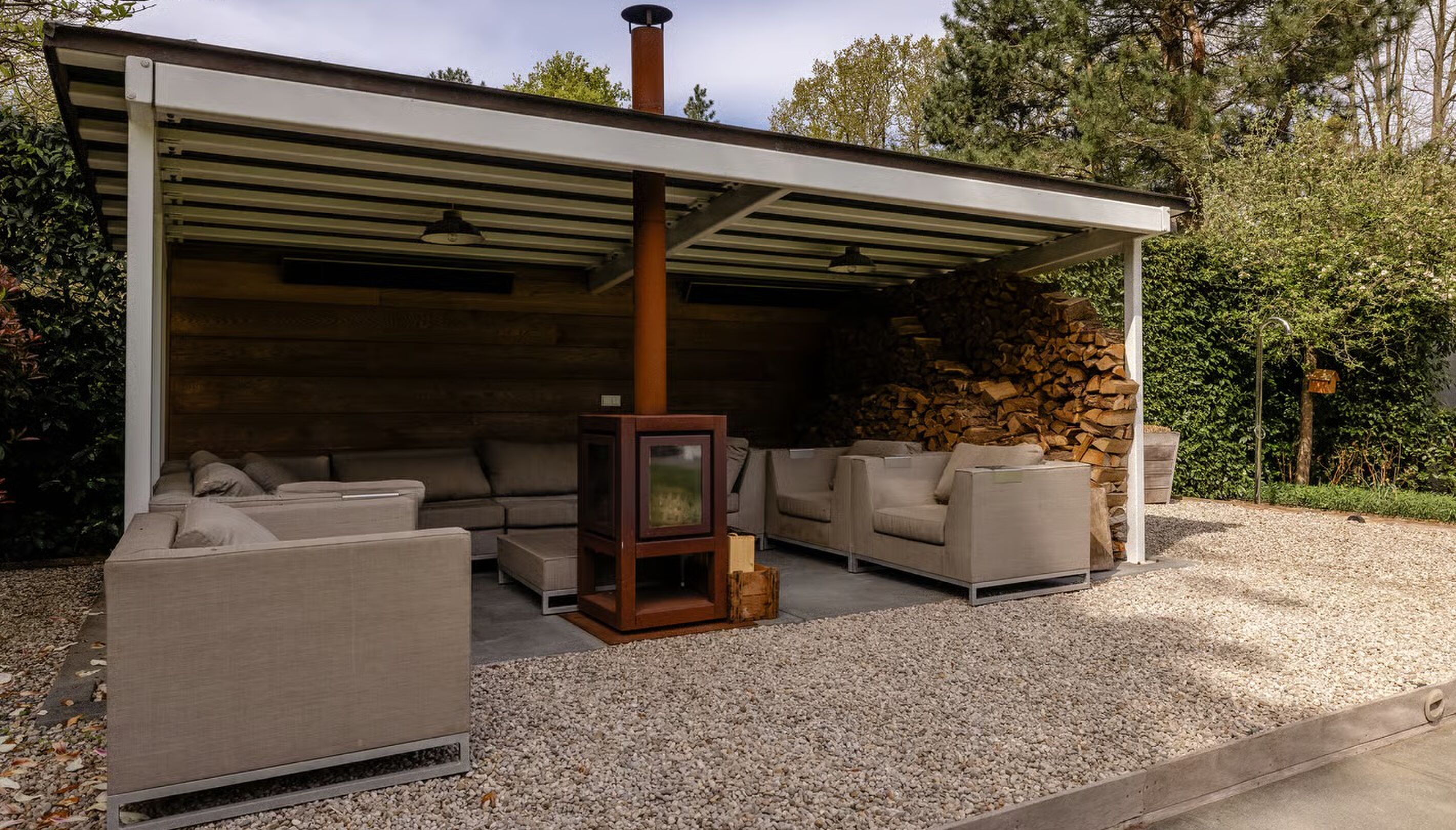 De overkapping met een zitje bij het landgoed in Bloemendaal