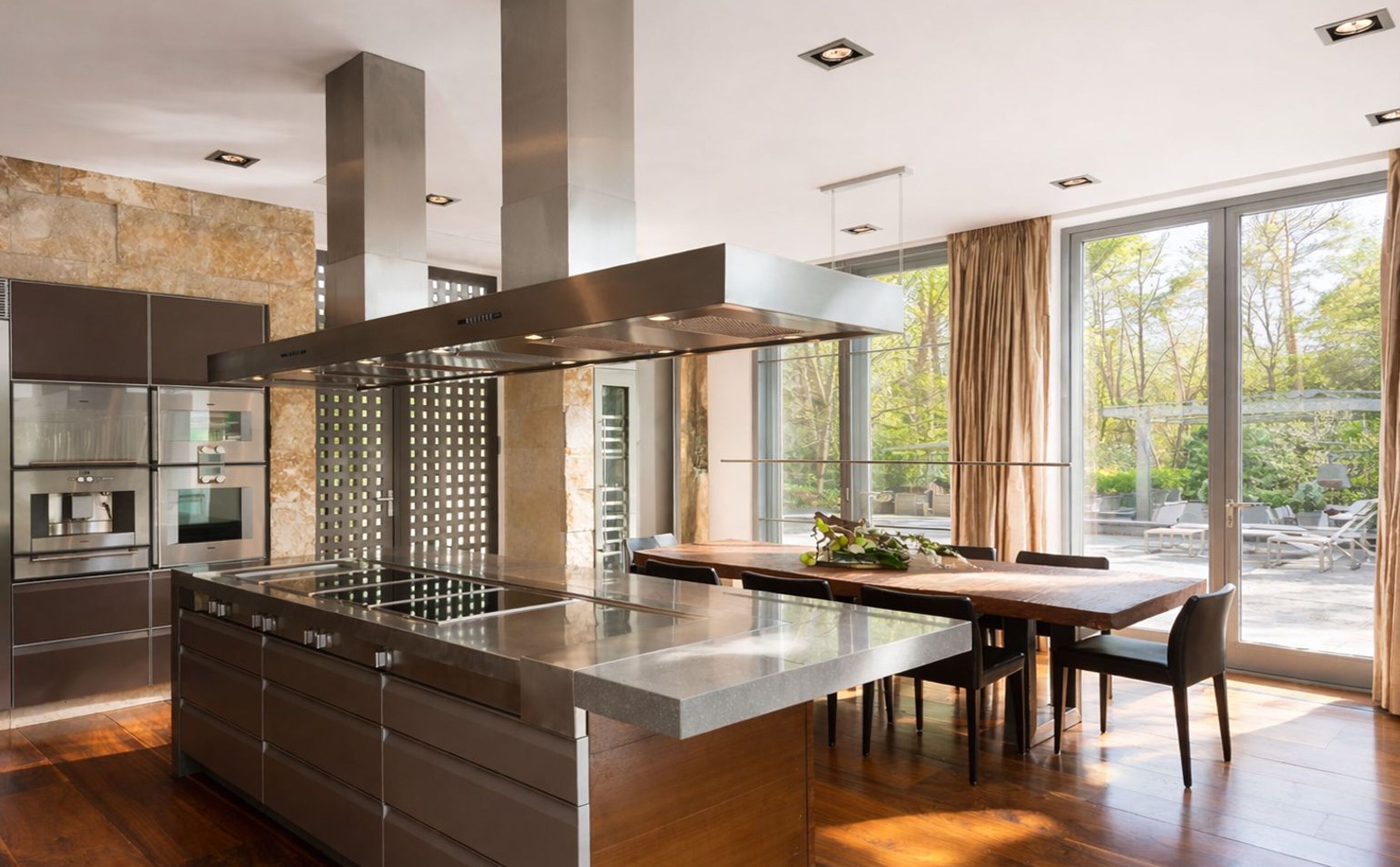 De keuken van de villa in Bosch en Duin