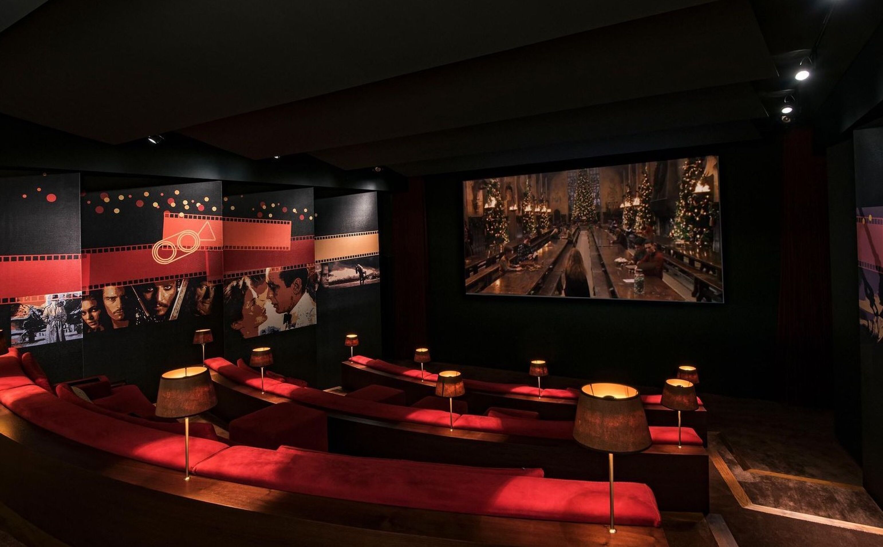 De thuisbioscoop in de villa in Bosch en Duin