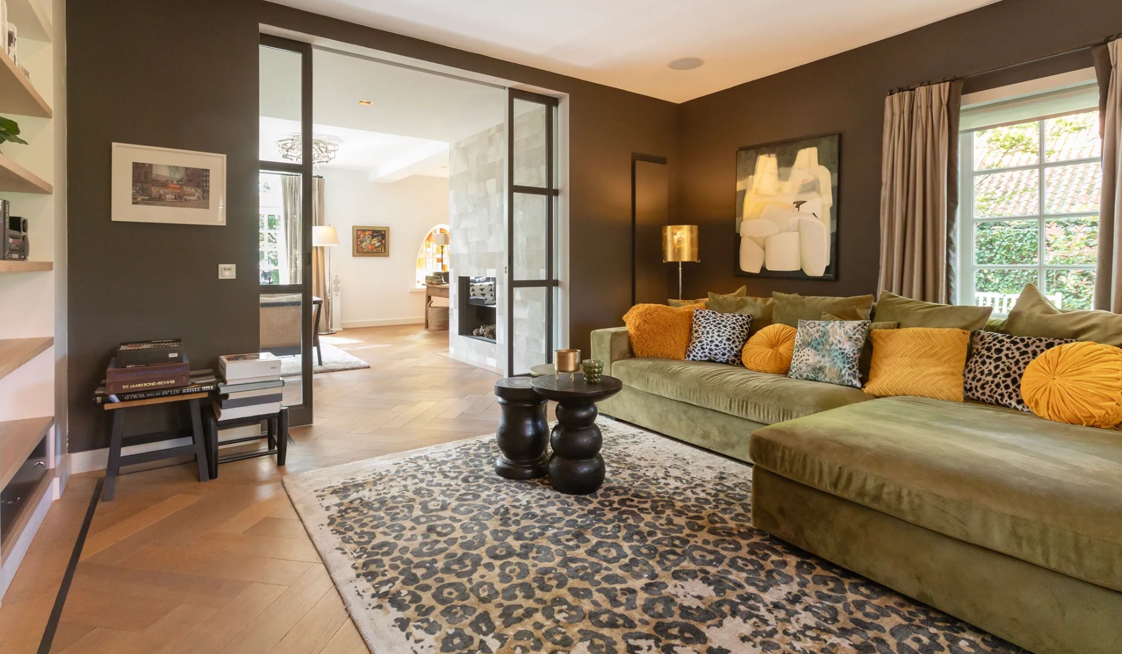 De woonkamer van de villa in Blaricum