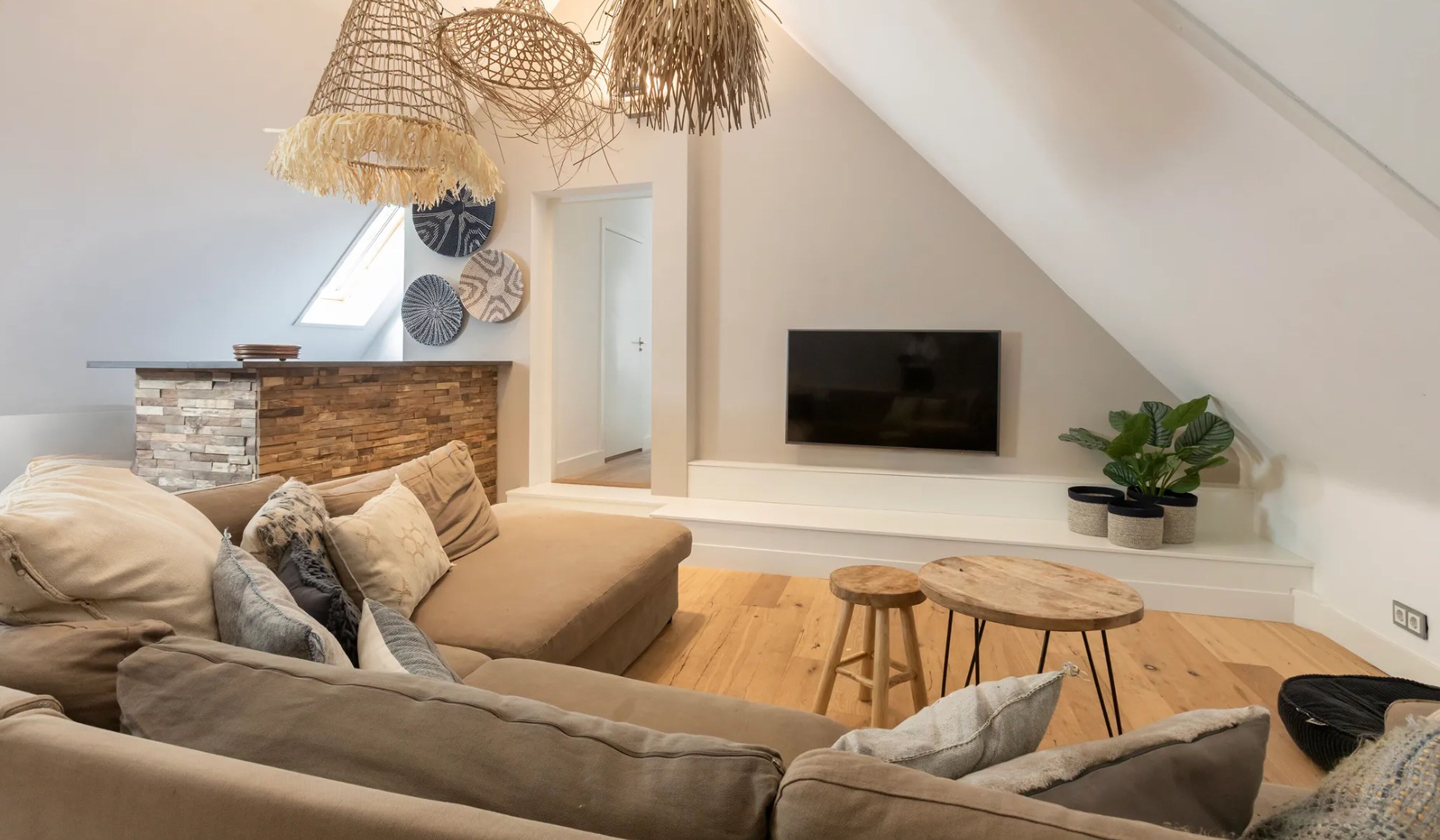 Eén van de ruimtes in de rietgedekte villa in Bussum