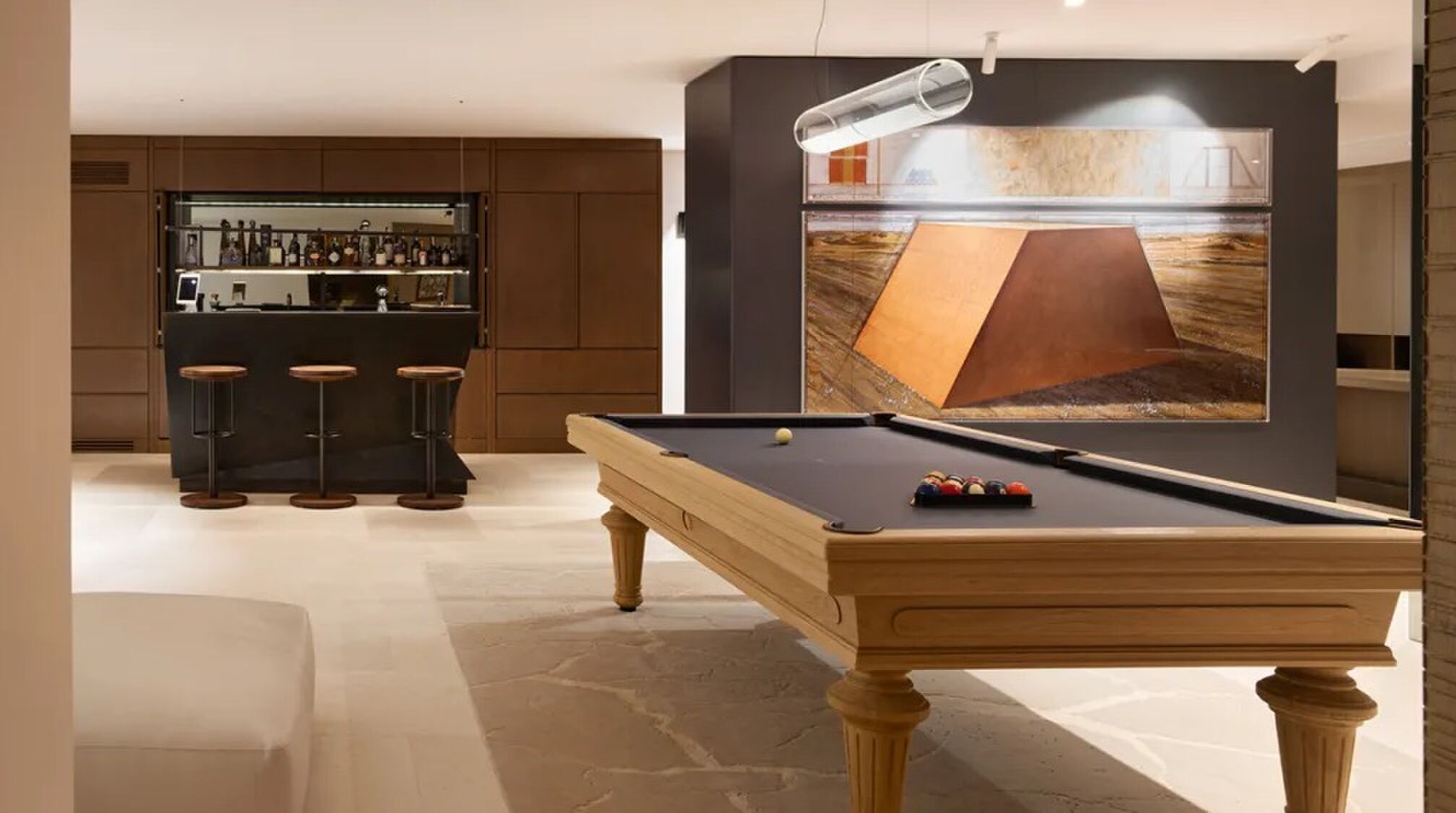 De bar en pooltafel van de villa aan de C&ocirc;te d'Azur