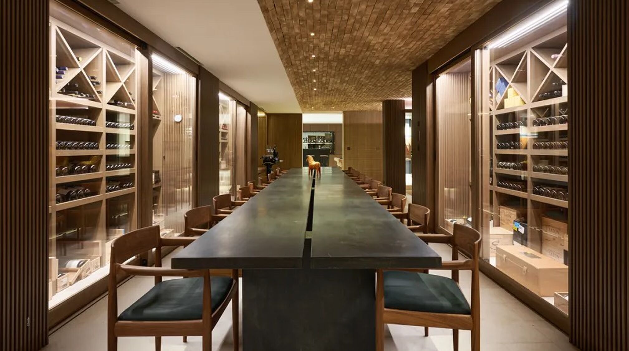 De wijnkelder met uitgebreide eettafel