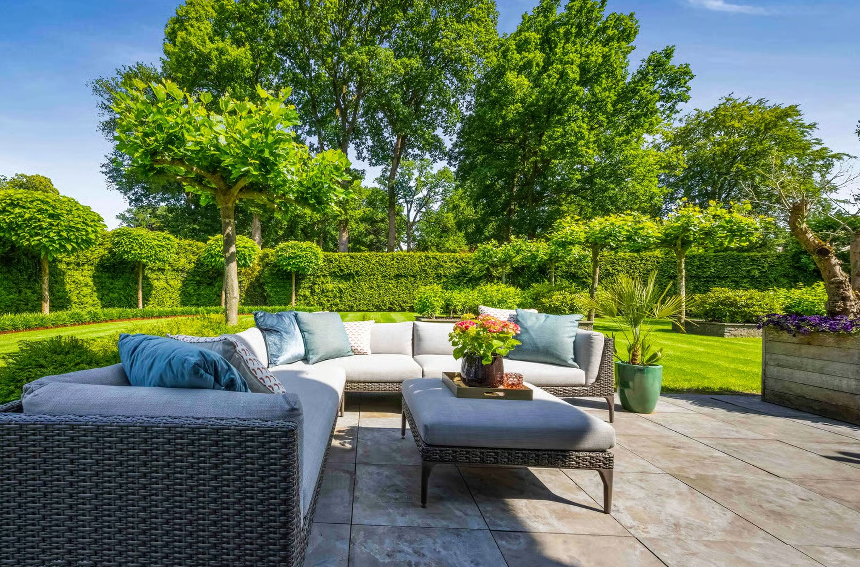 E&eacute;n van de terrassen in de tuin van de villa van Eelko van Kooten