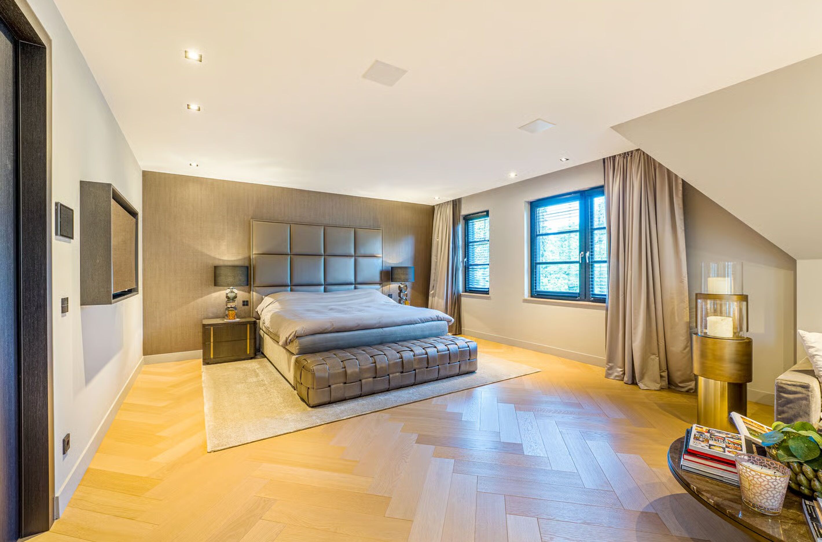 De master bedroom in de villa van Eelko van Kooten