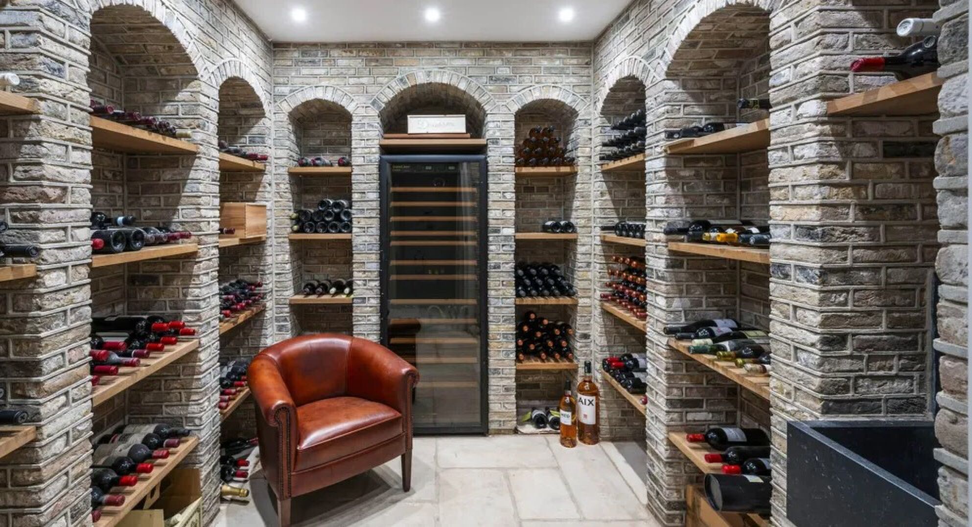 De wijnruimte van de villa in Kudelstaart