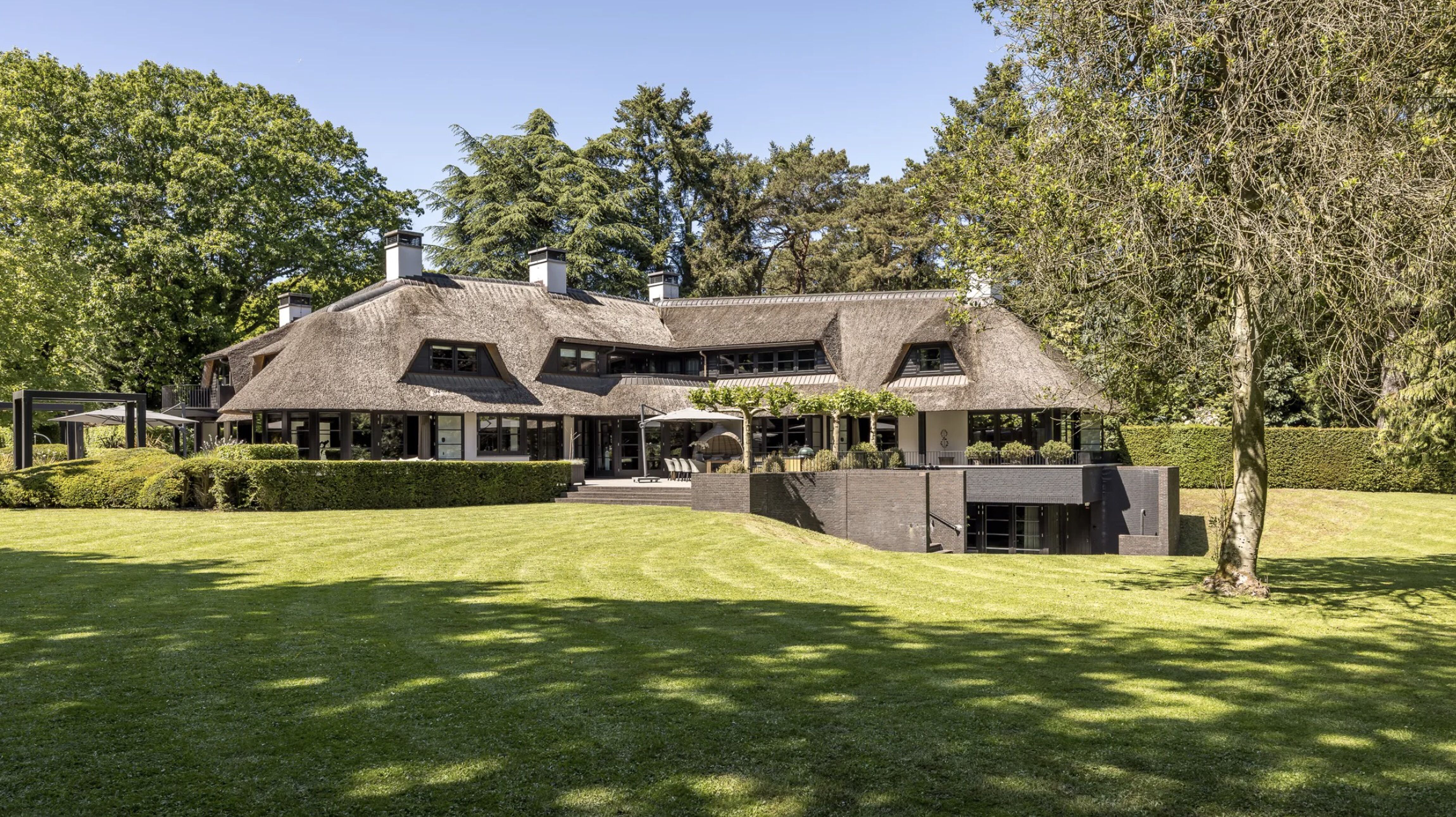 De voorzijde van de villa in Laren