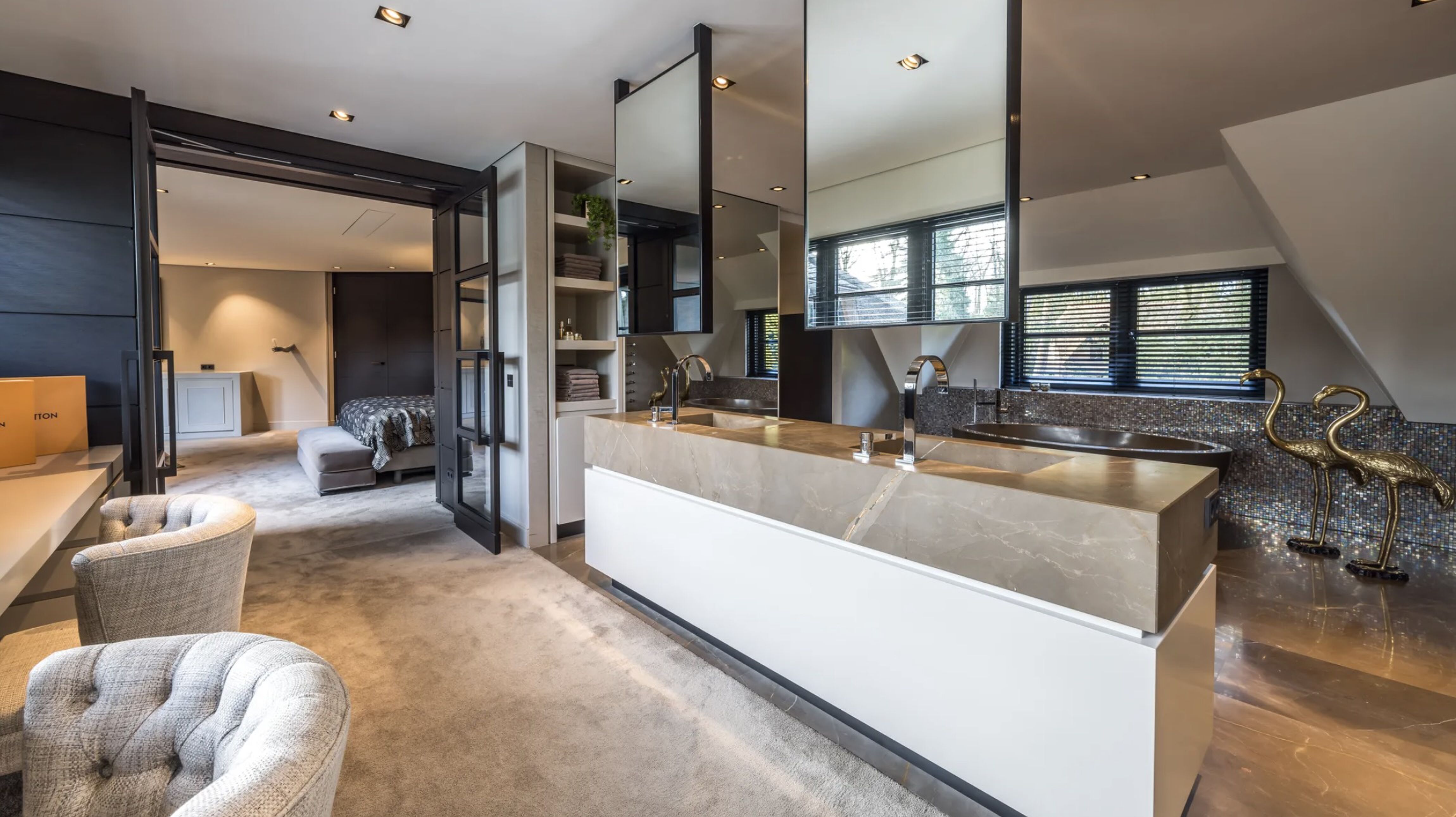 De gecombineerde slaap- en badkamer in de villa