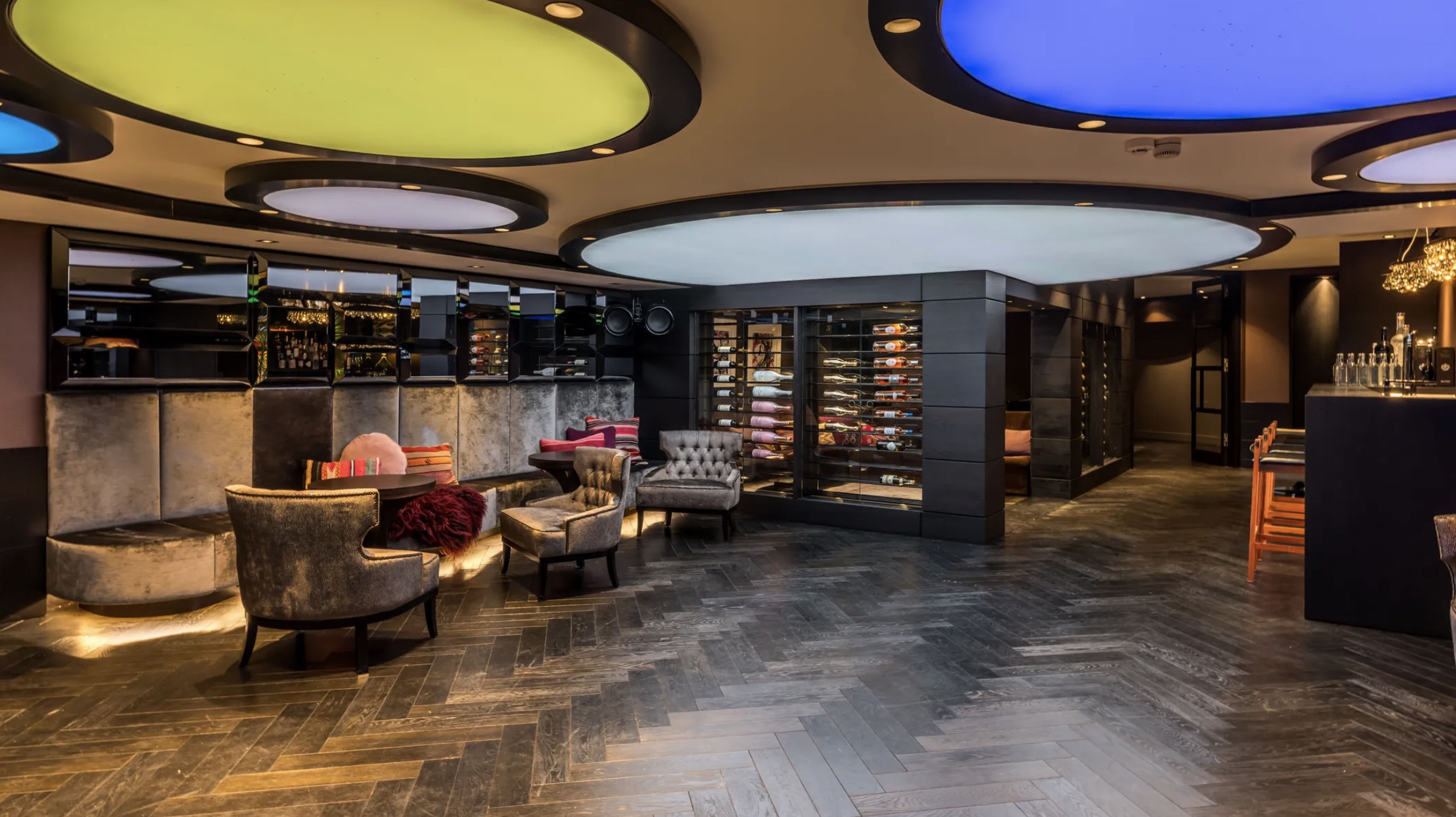 De bar met zithoek in de villa in Laren