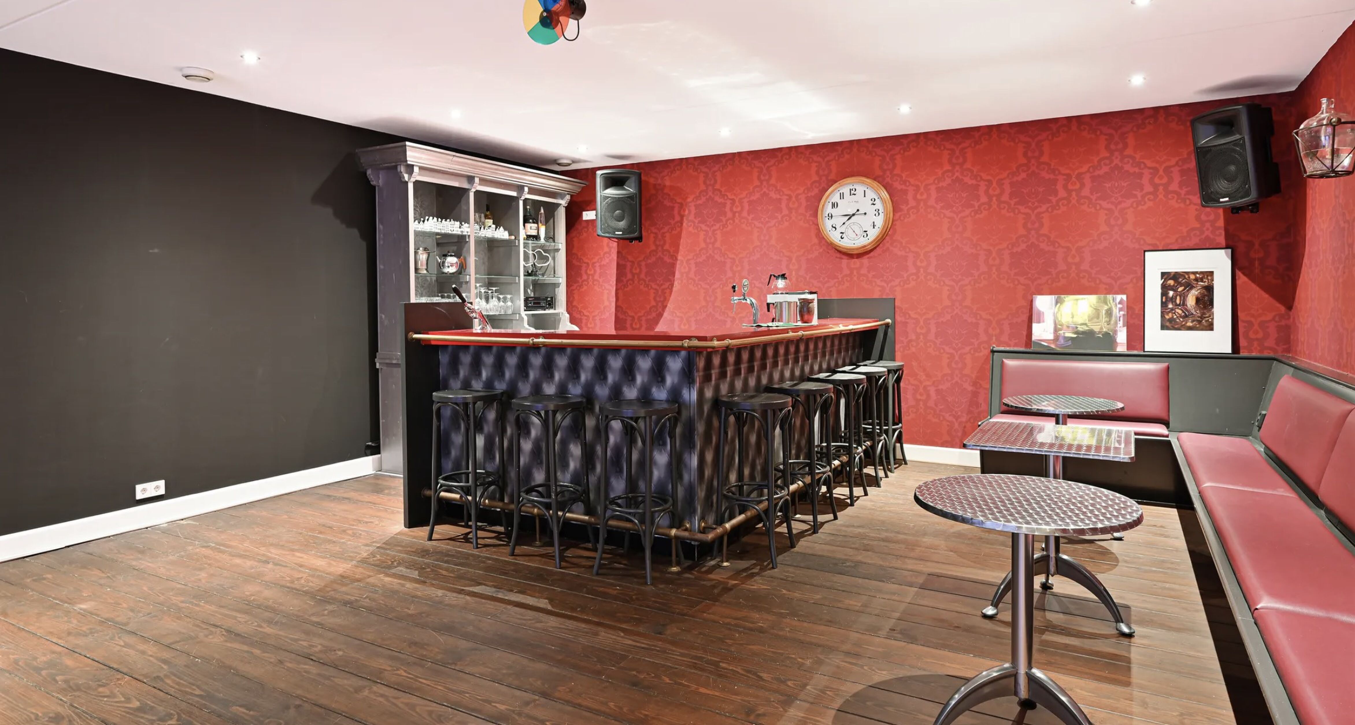 De bar van de villa in Leimuiden