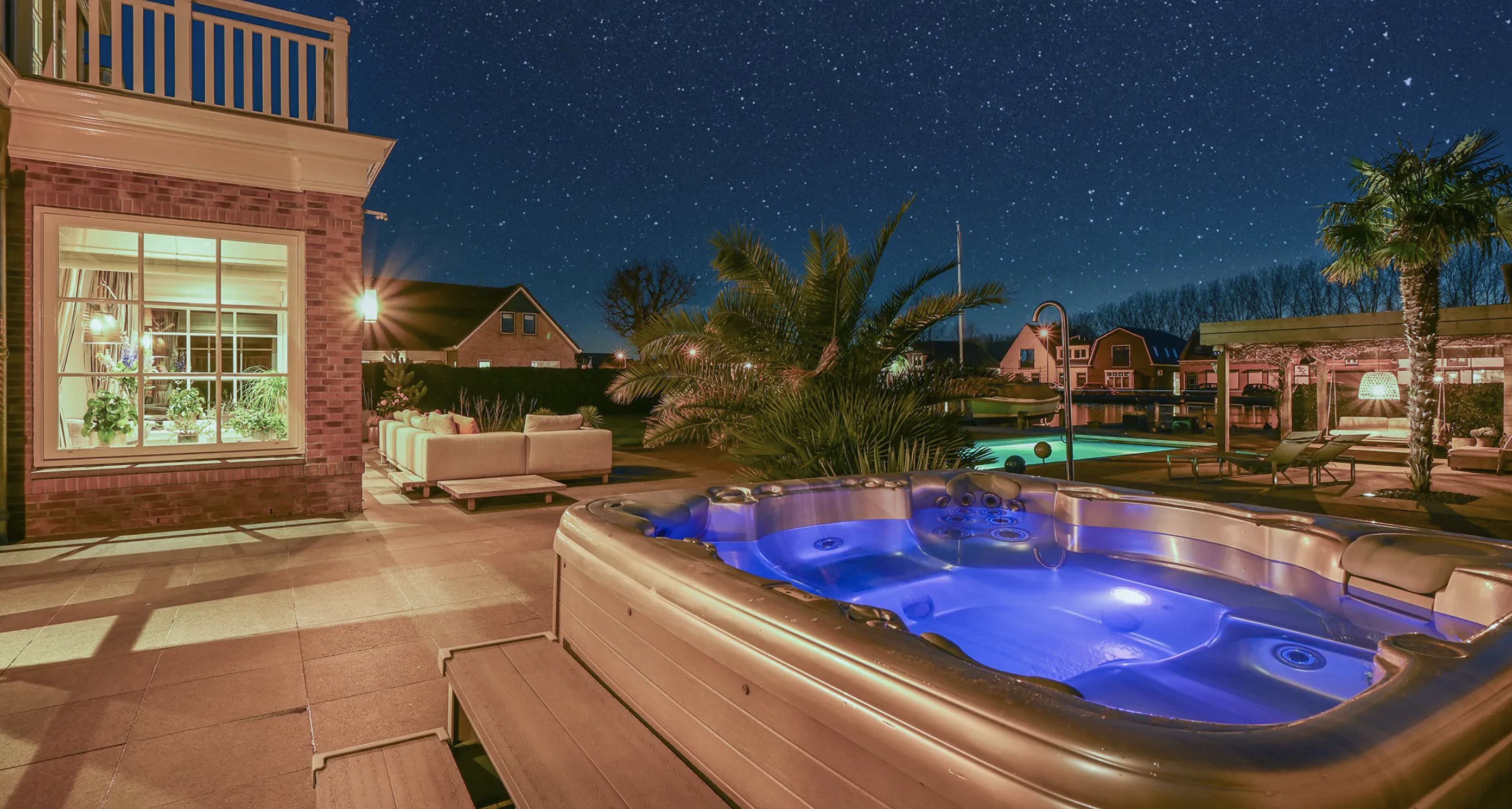 De tuin van de villa in Leimuiden