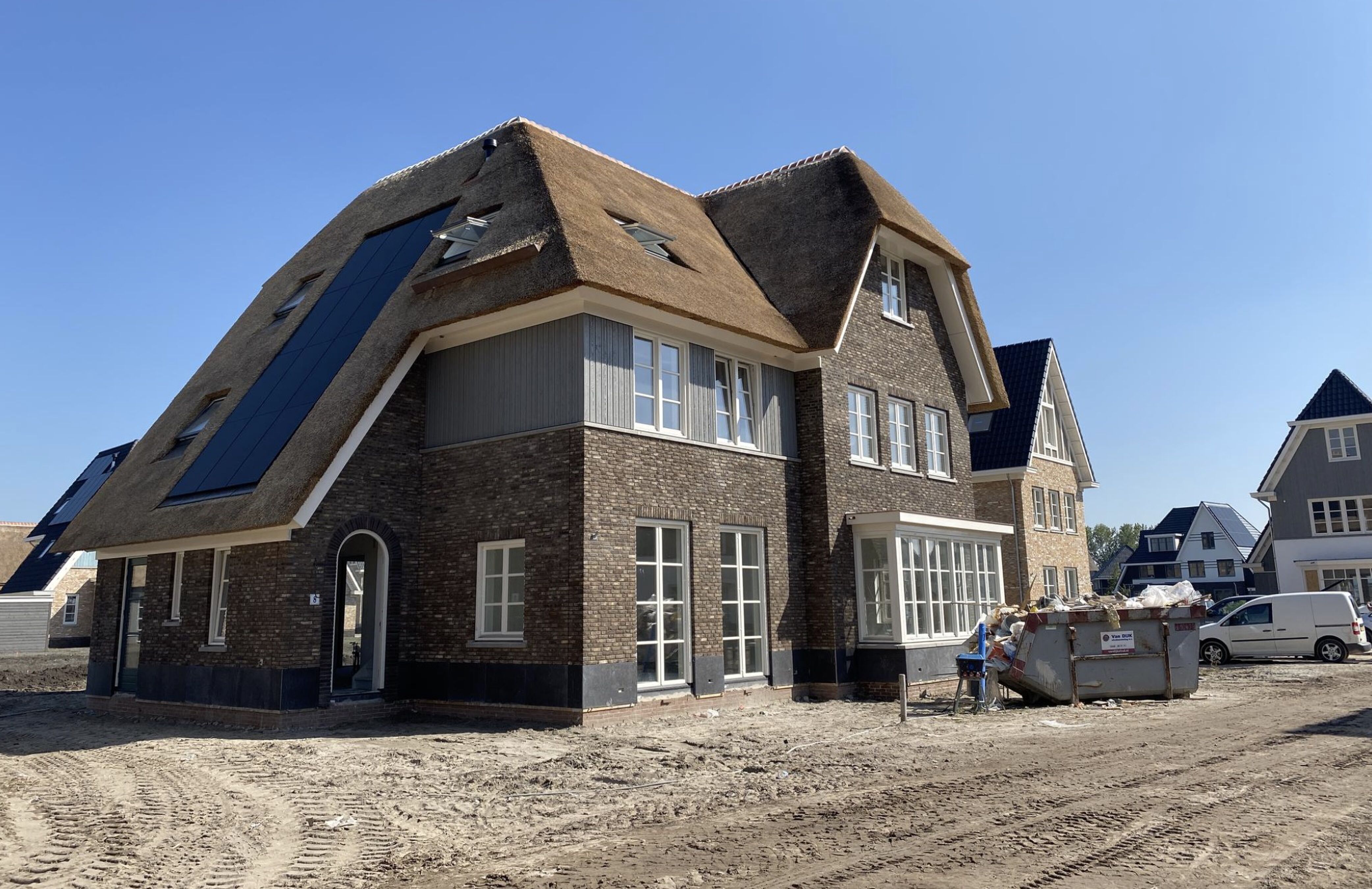 De voorzijde van de villa van Mika Godts in Weesp