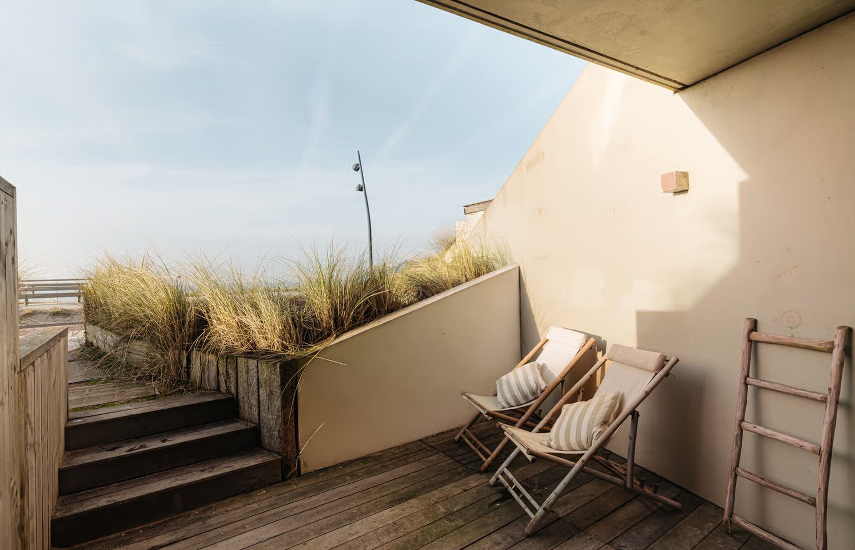 Een zitje bij de villa in Zandvoort