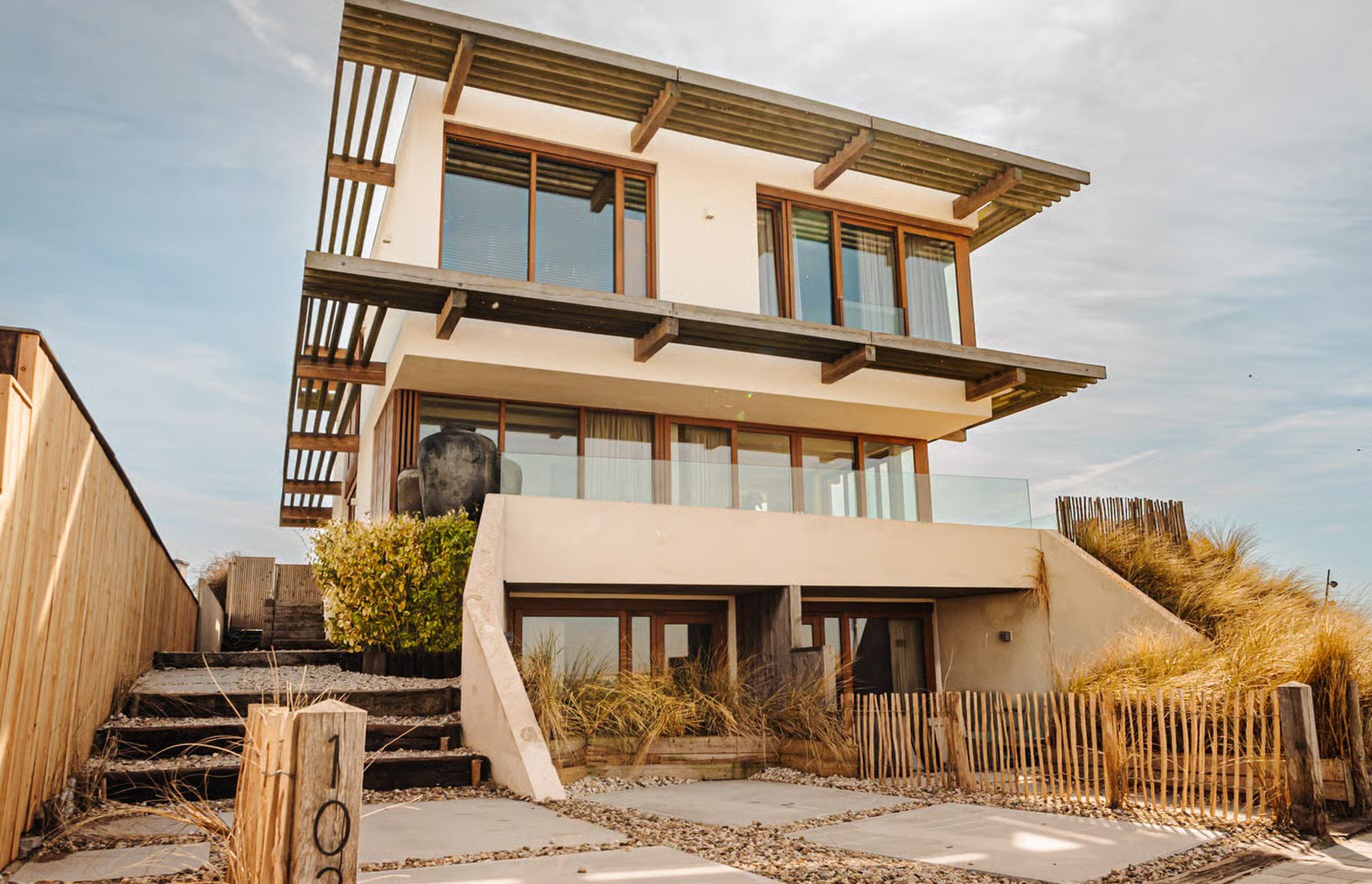 De achterzijde van de villa in Zandvoort