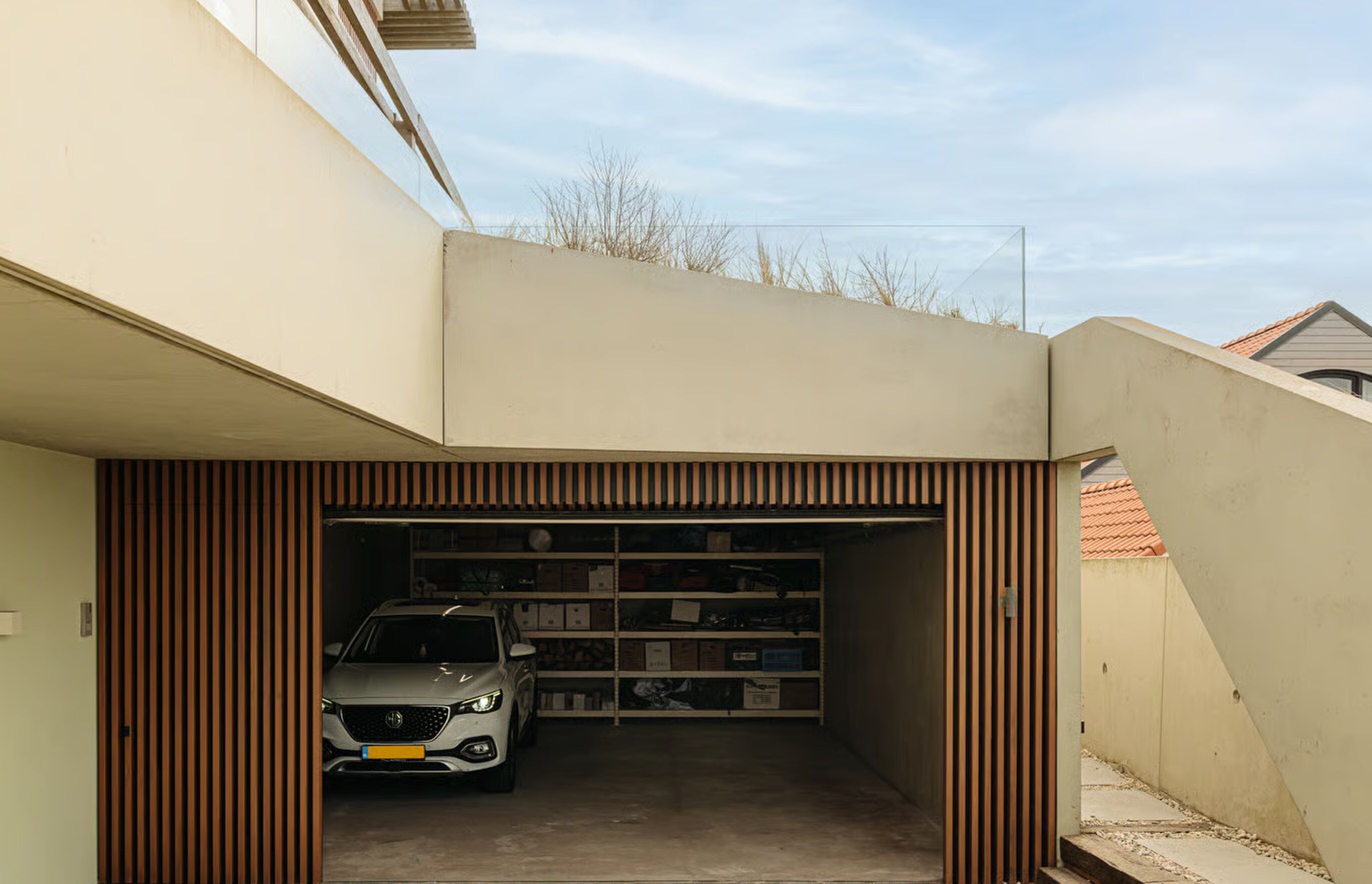 De garage van de villa in Zandvoort