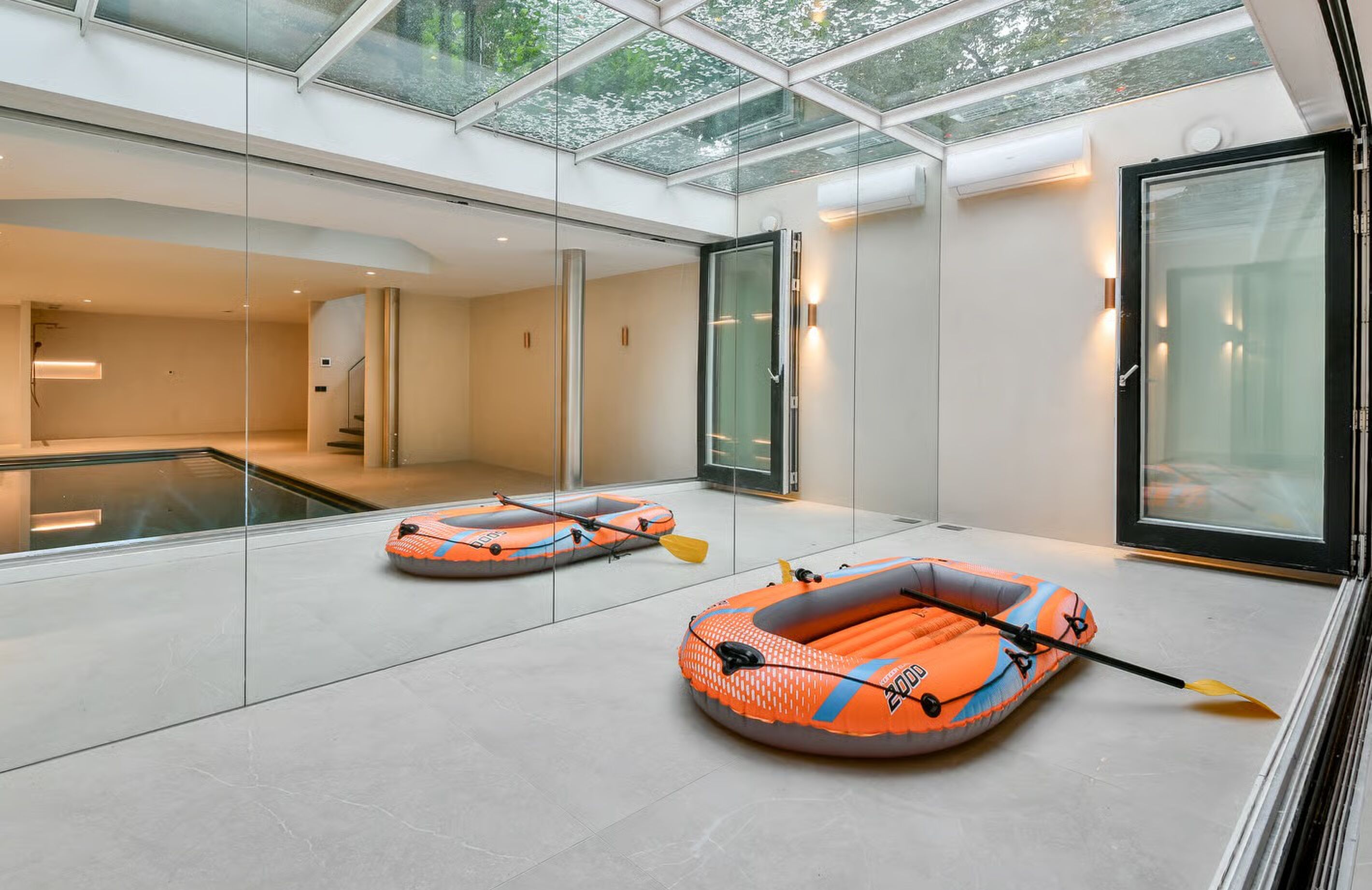 De kamer naast het zwembad met ruimte voor een gym