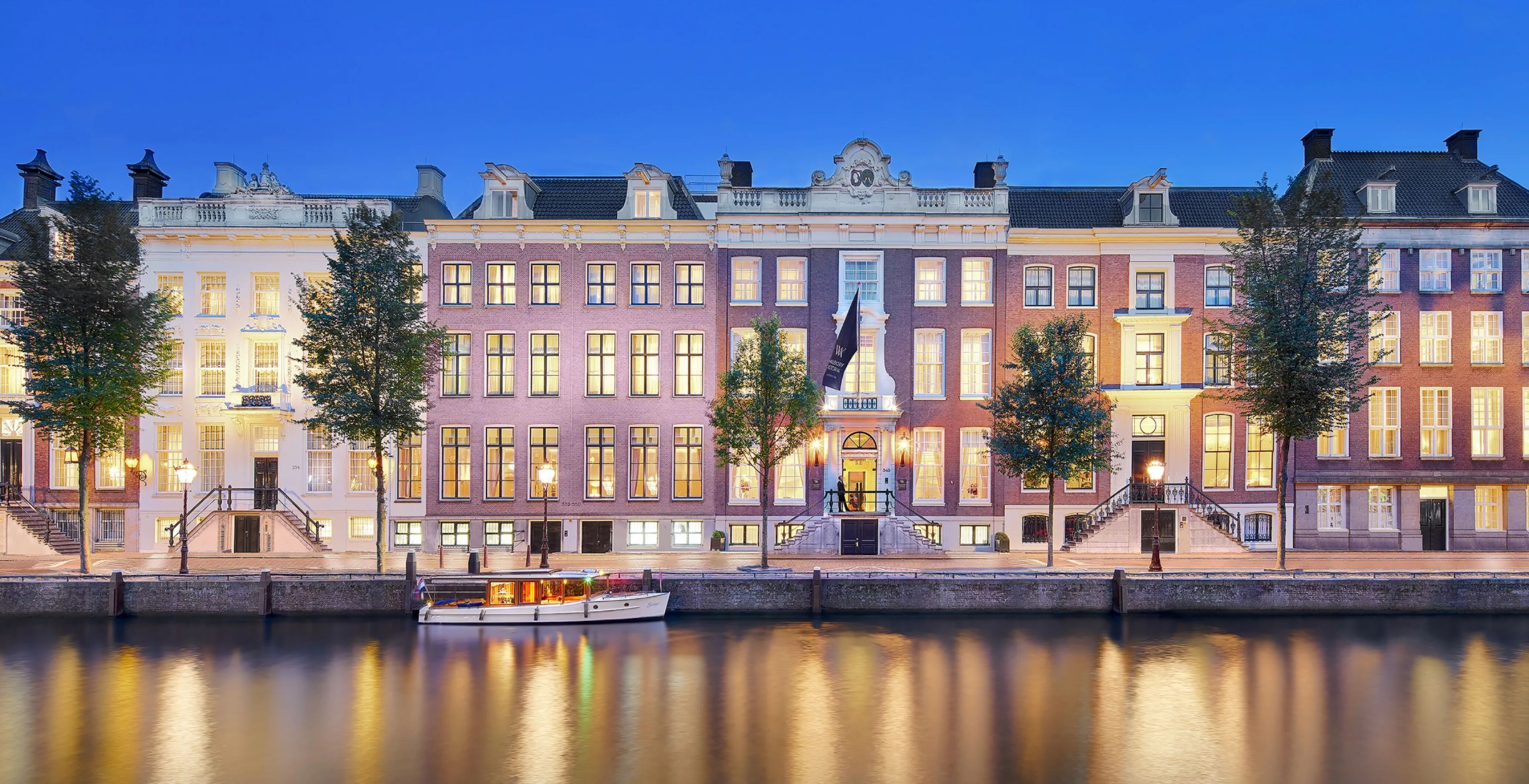 De voorzijde van het Waldorf Astoria Amsterdam