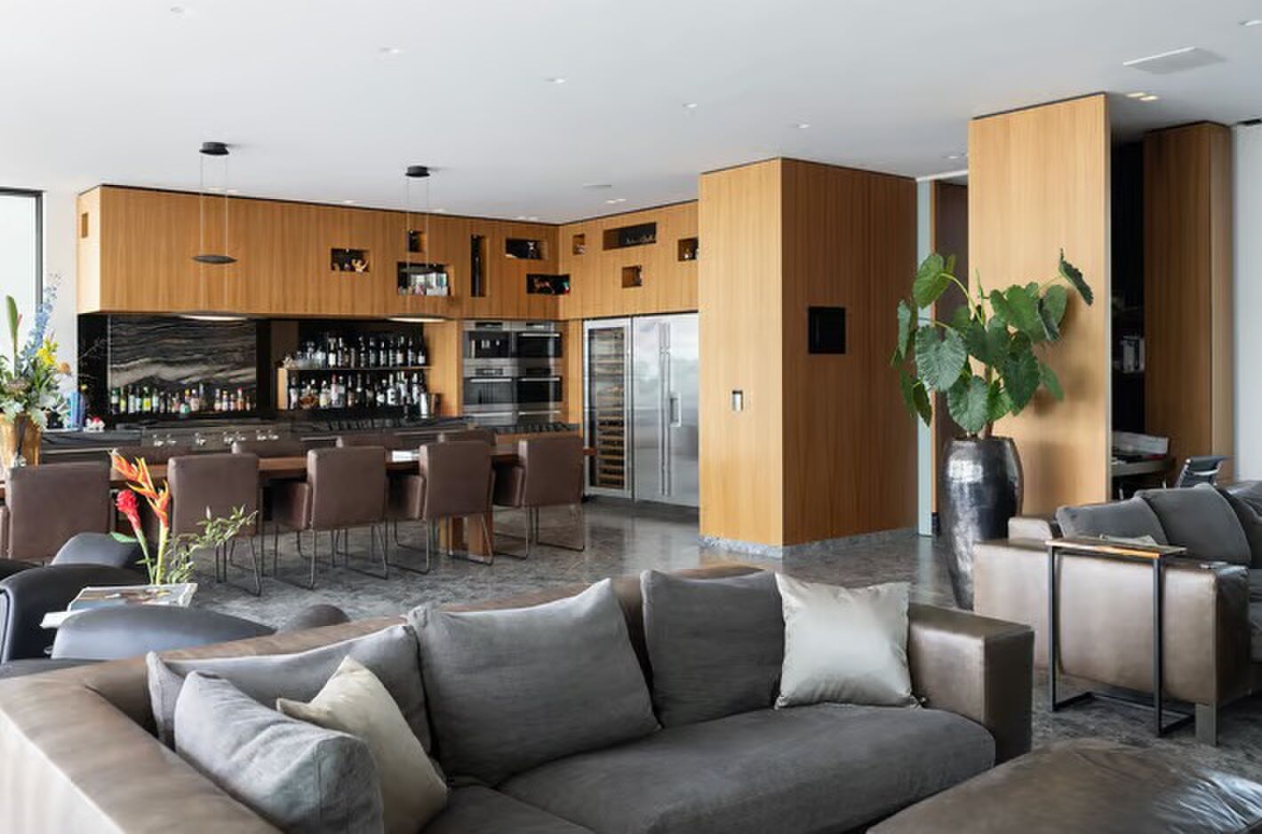 De woonkamer en keuken van de villa in Vuren