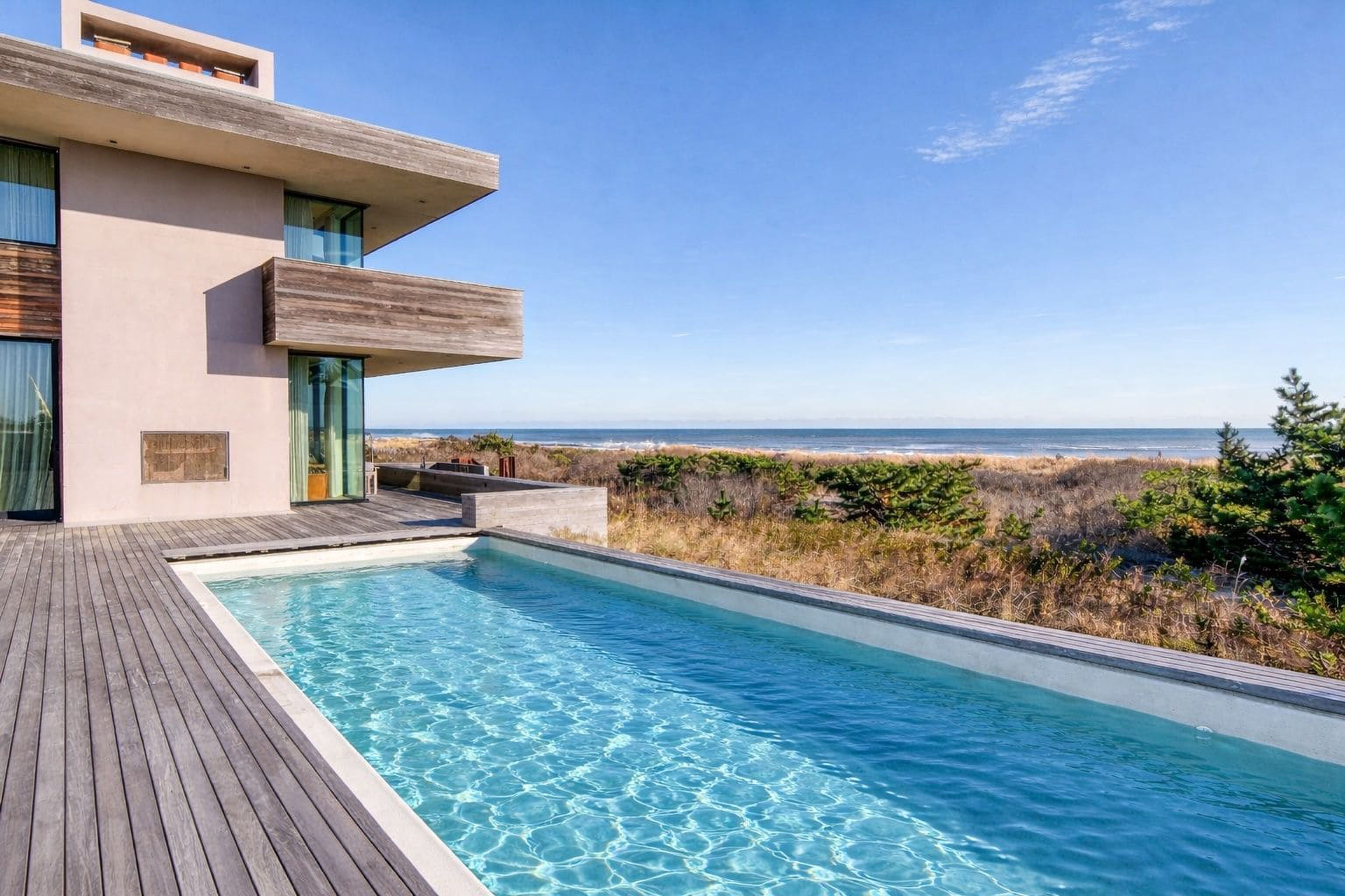 Het zwembad van de woning in Bridgehampton