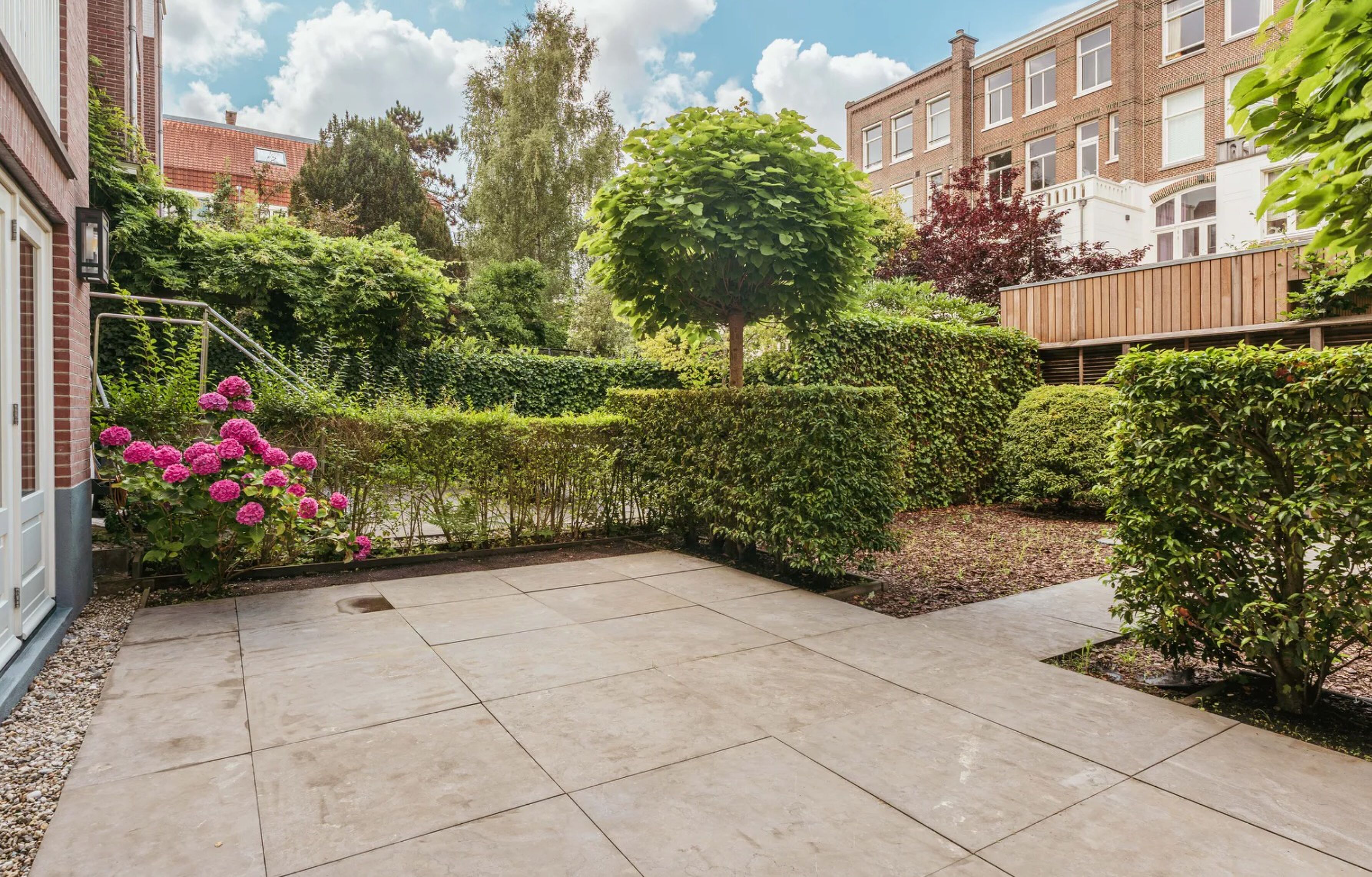 De aanwezige achtertuin