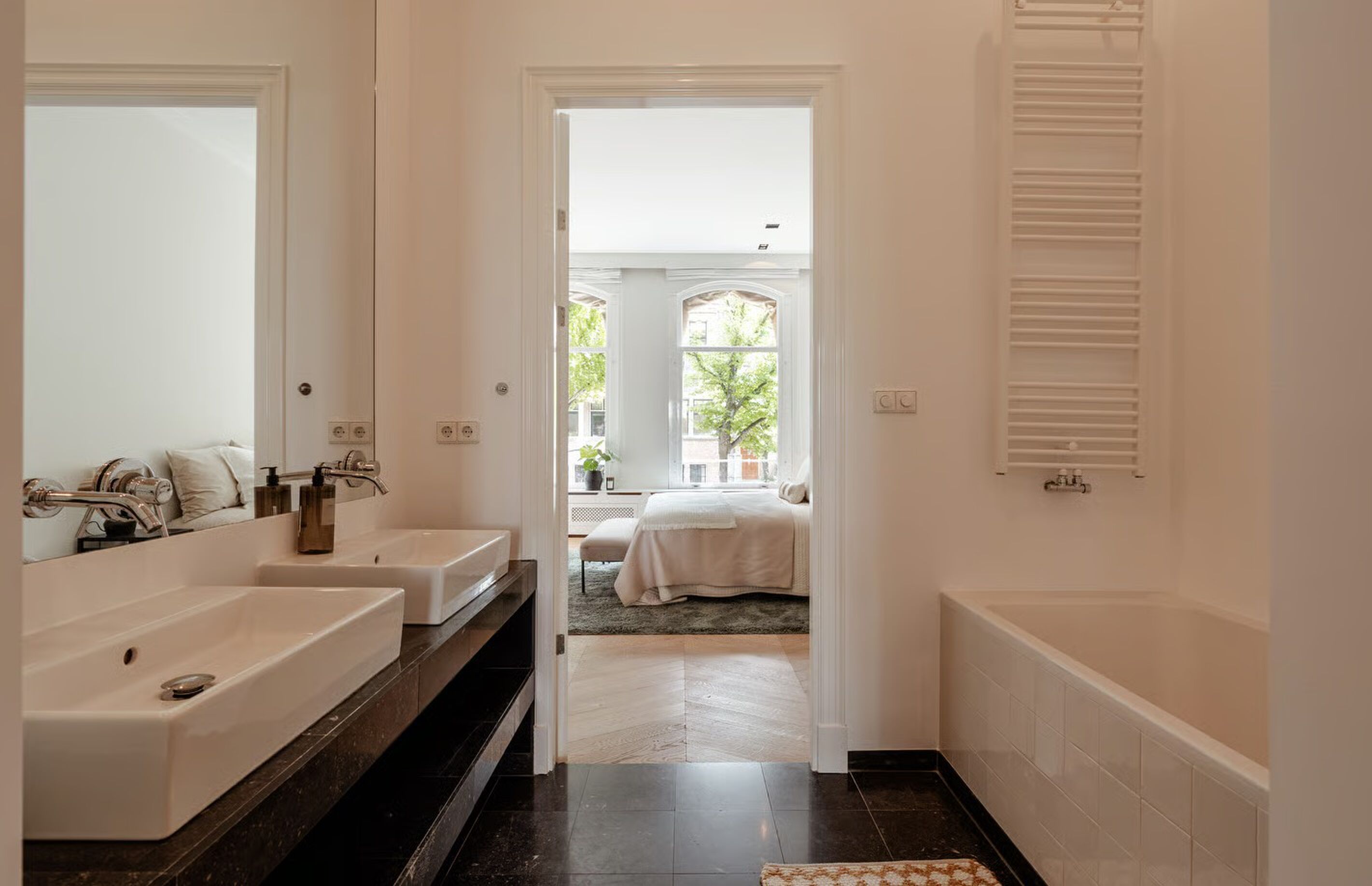 De aangrenzende badkamer