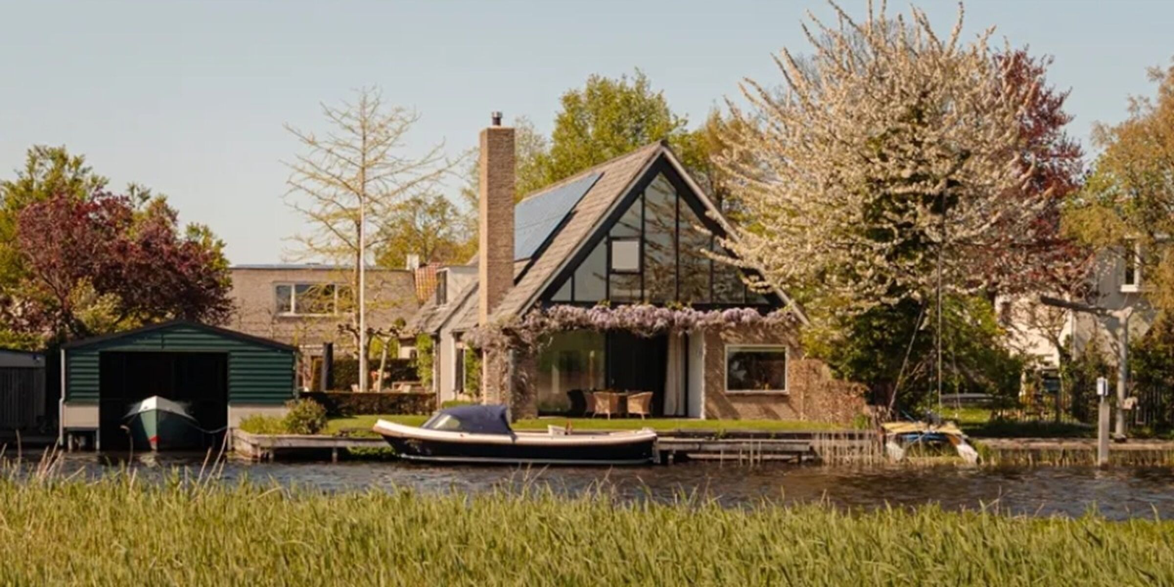 Warmondse villa met zwembad én boothuis kost € 3.375.000: 