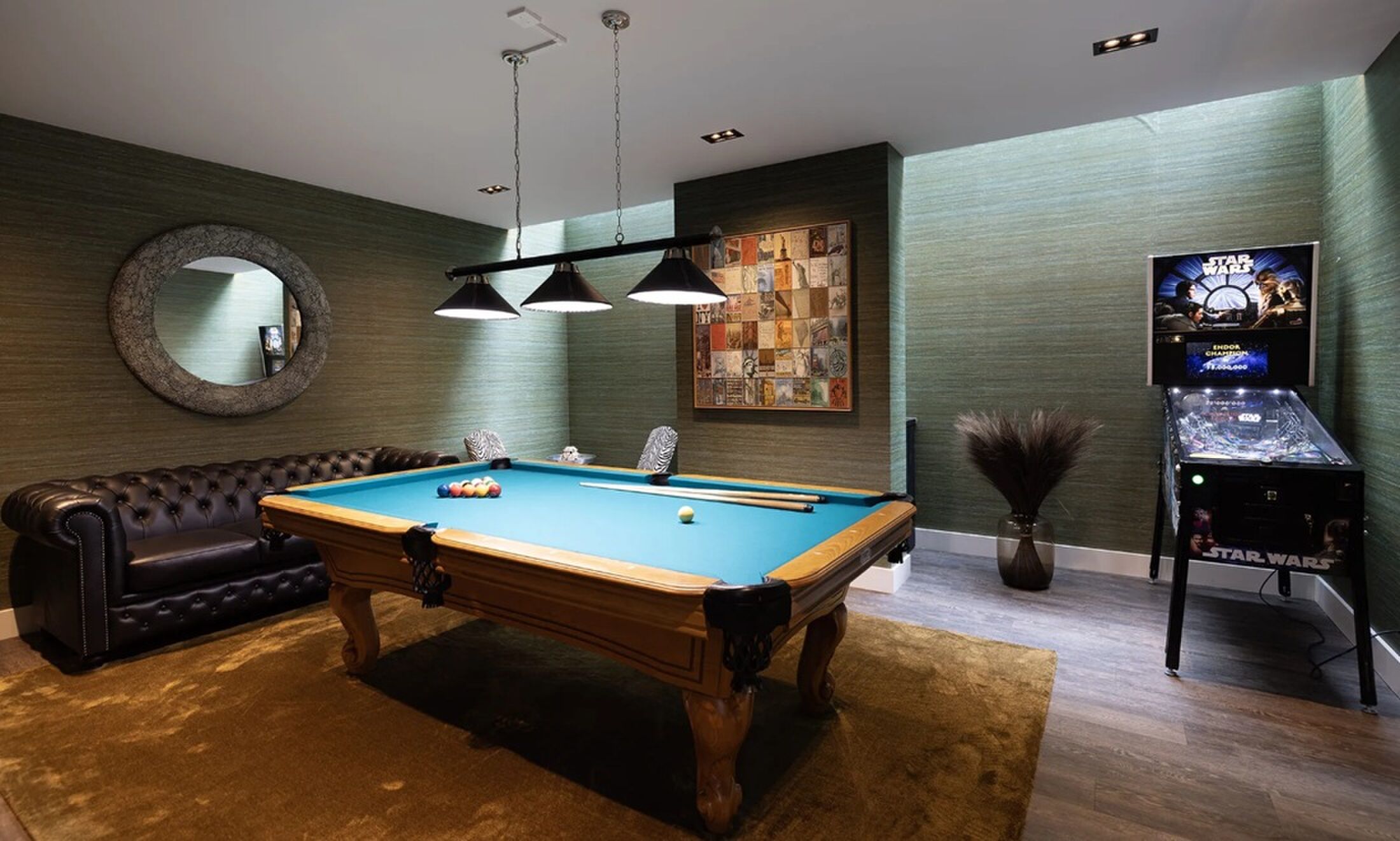 De poolkamer van de luxe woning