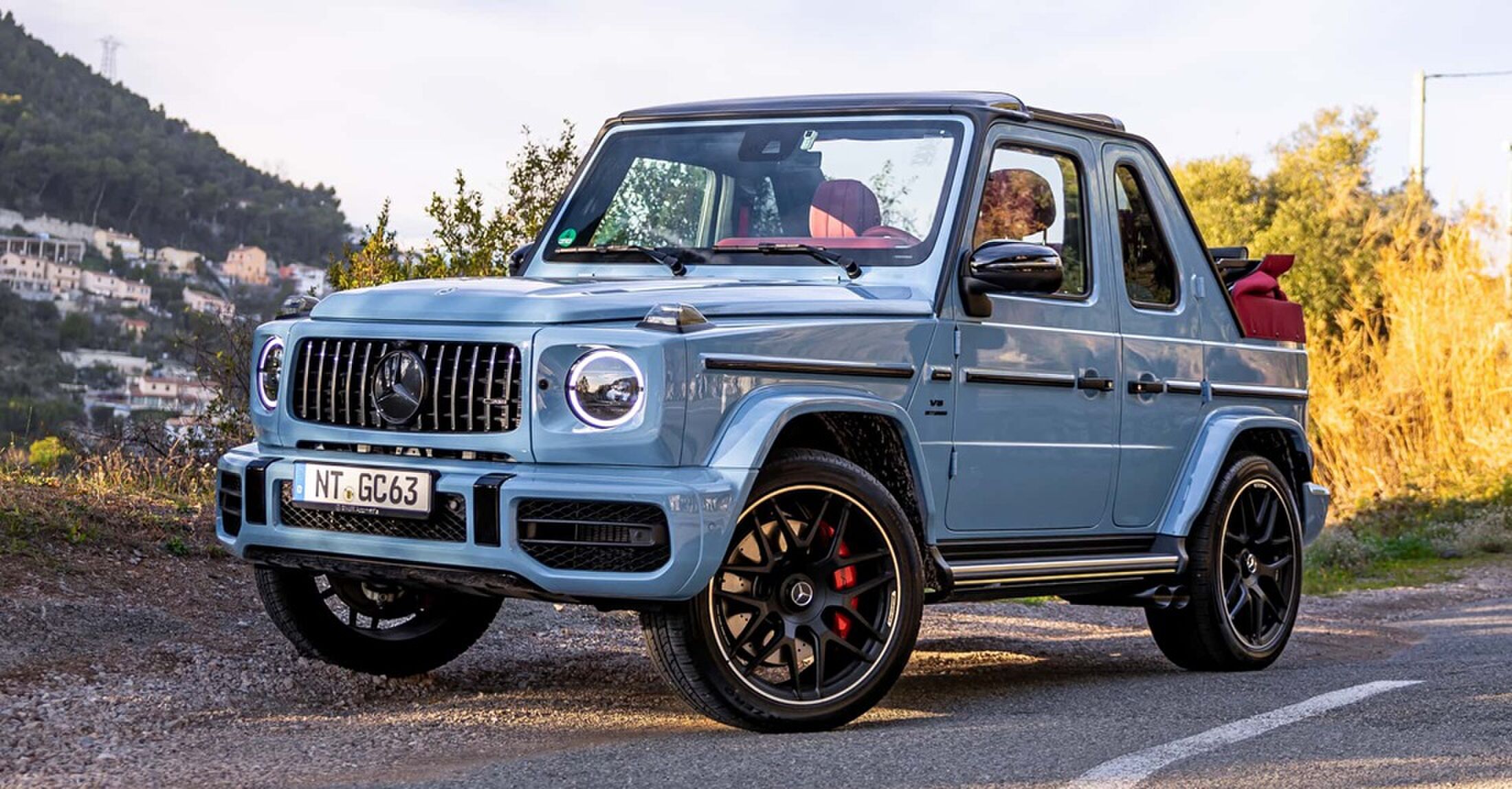 Een blauw met rode variant van de duurste G-Wagon ter wereld