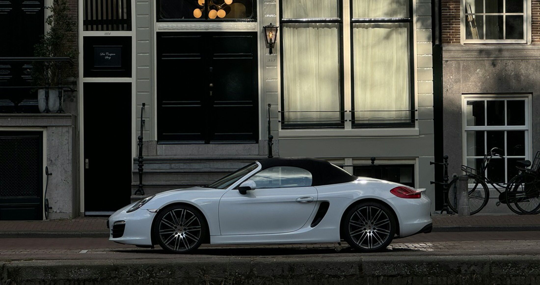 Een Porsche langs de gracht in Amsterdam