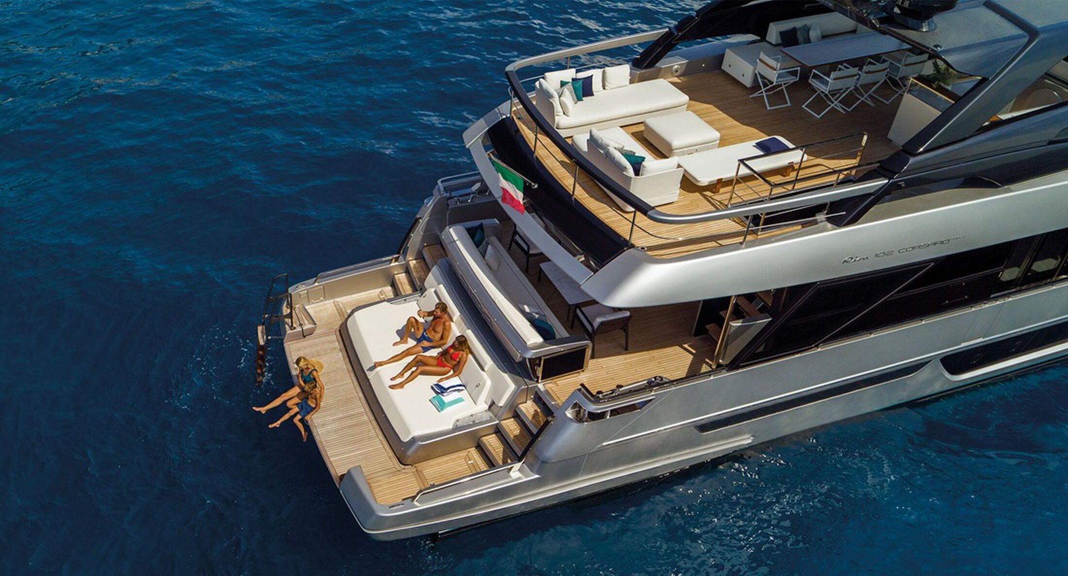 Het achterdek van de Riva 102 Corsaro Super
