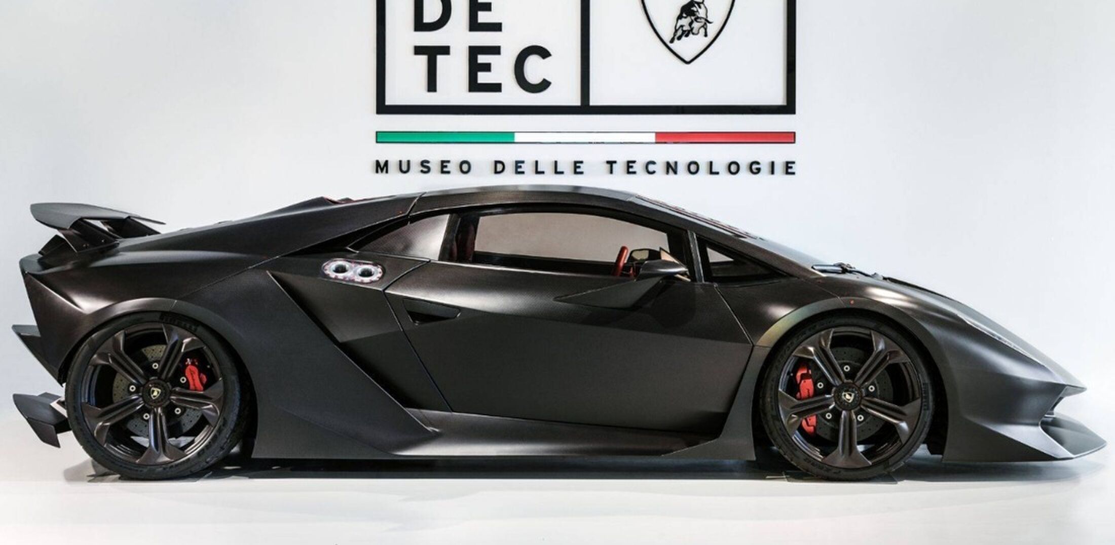 De zijkant van de Lamborghini Sesto Elemento
