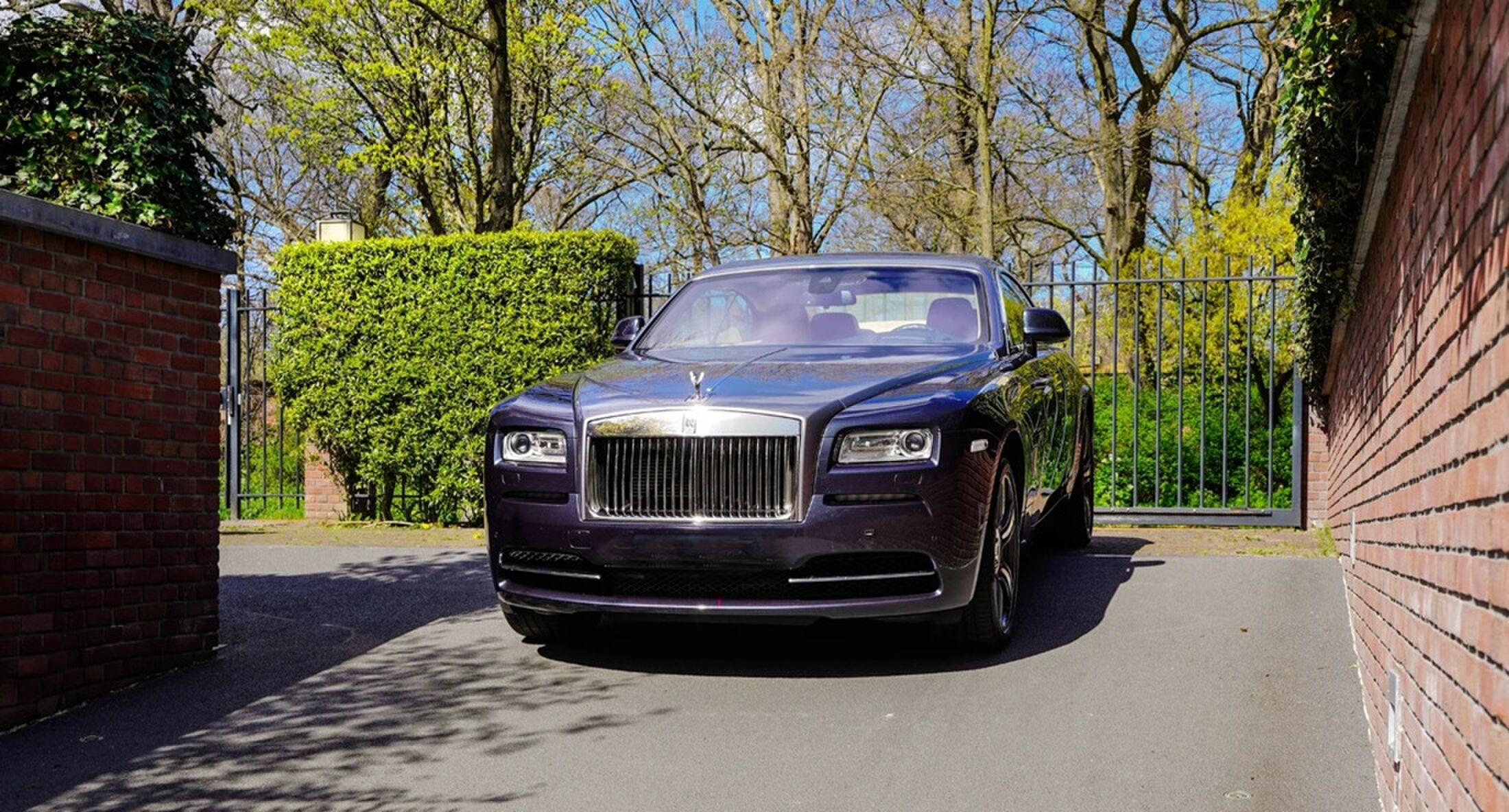 De Rolls-Royce op de oprit