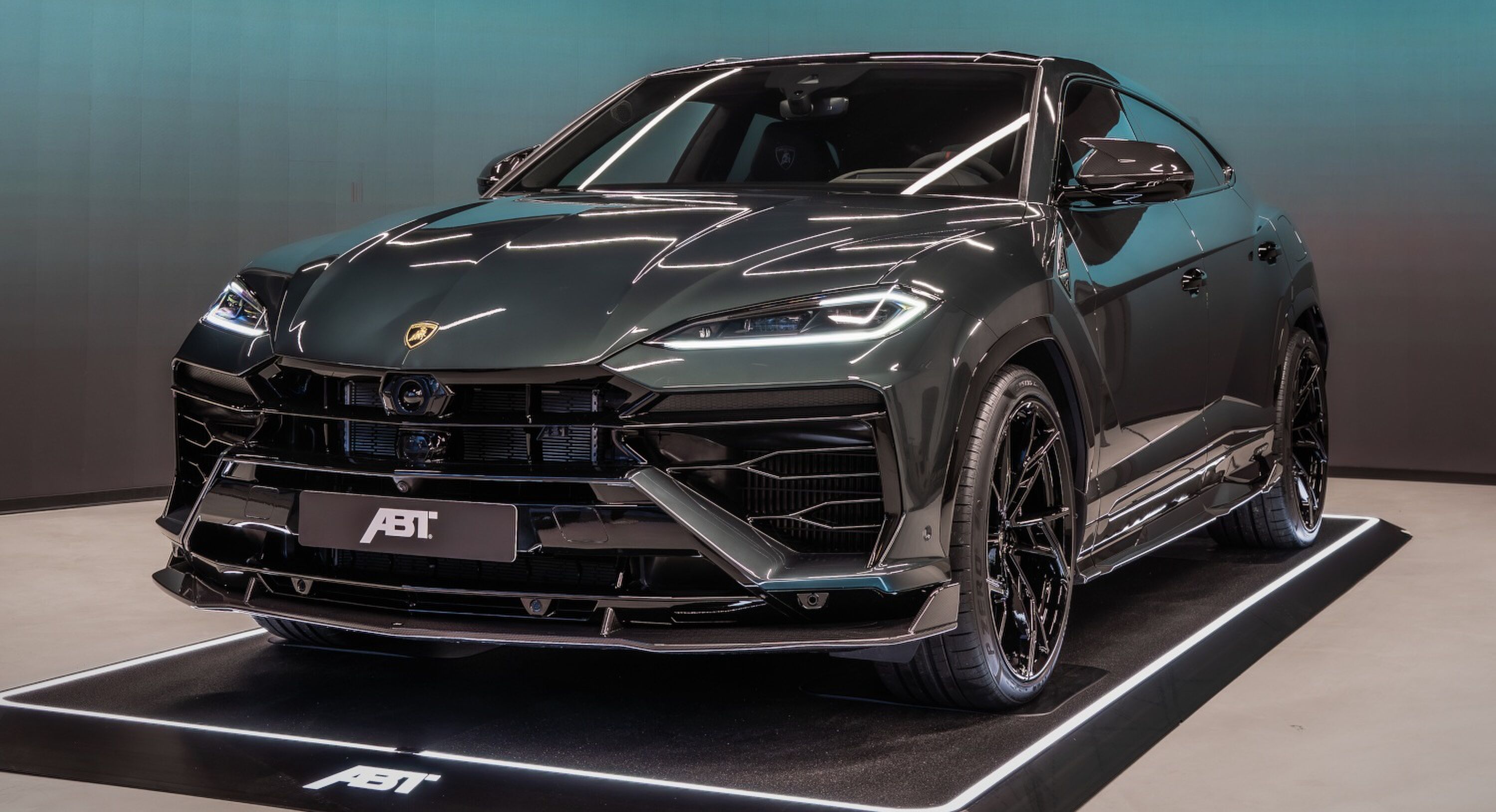 De voorzijde van de door ABT getunede Lamborghini Urus