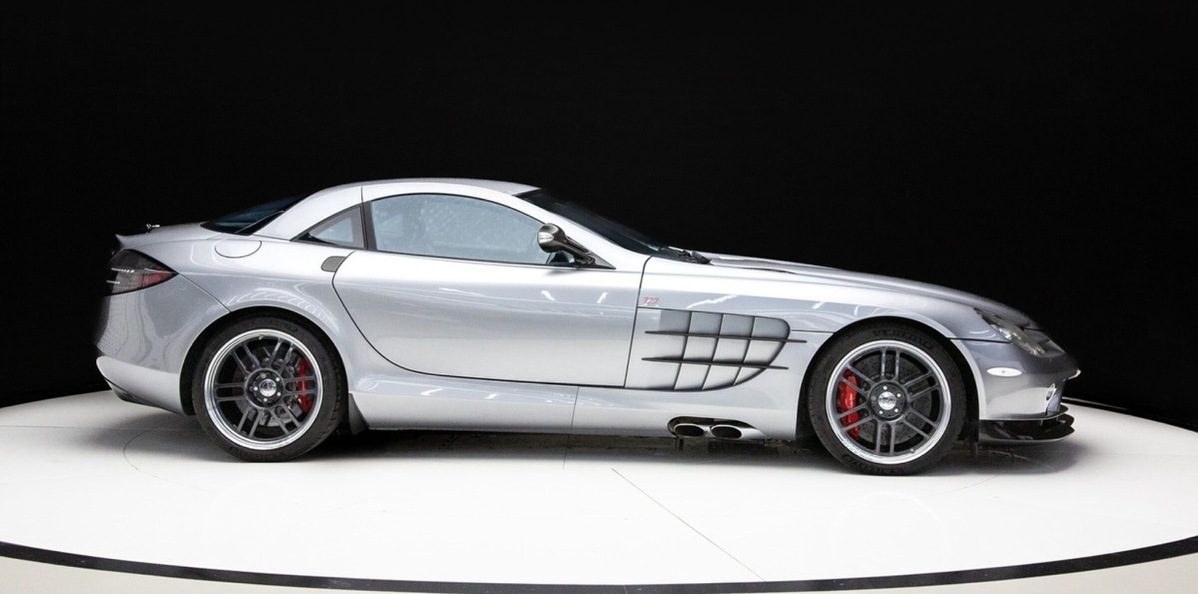 De zijkant van de Mercedes SLR McLaren