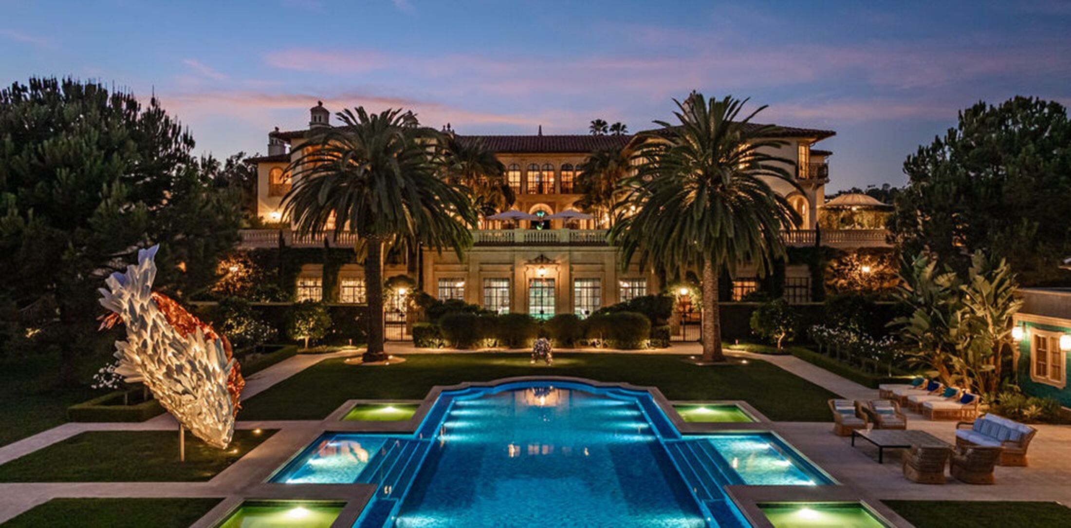 De buitenkant van de mansion in Los Angeles