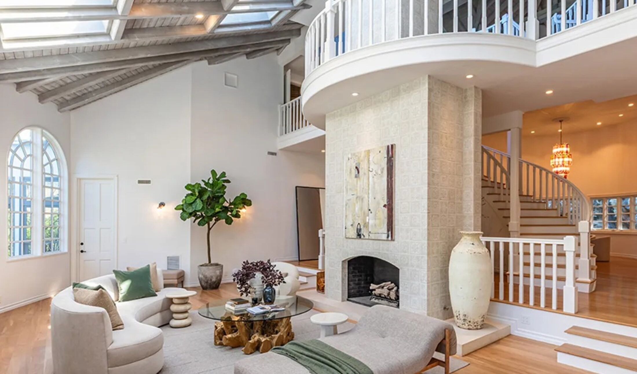 De living van de villa van Selena Gomez