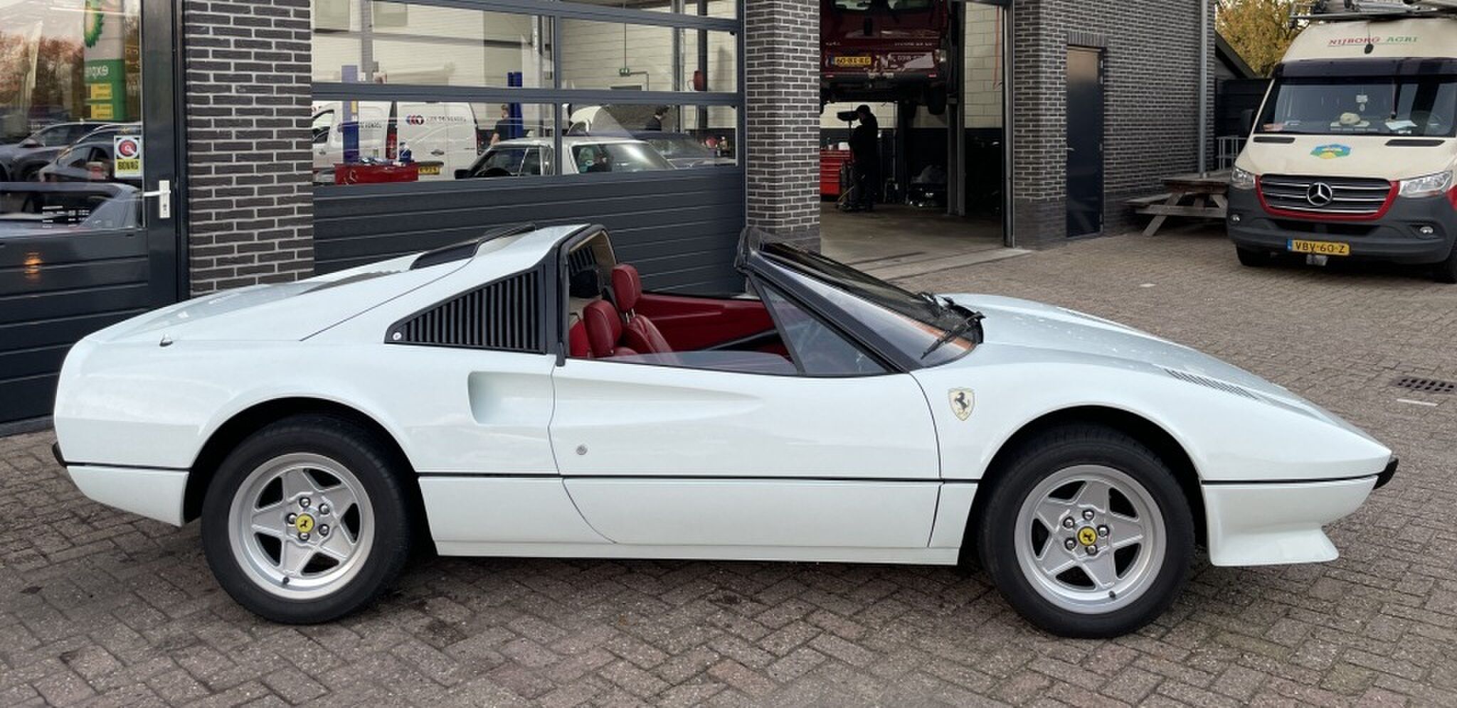 De zijkant van de Ferrari op Marktplaats