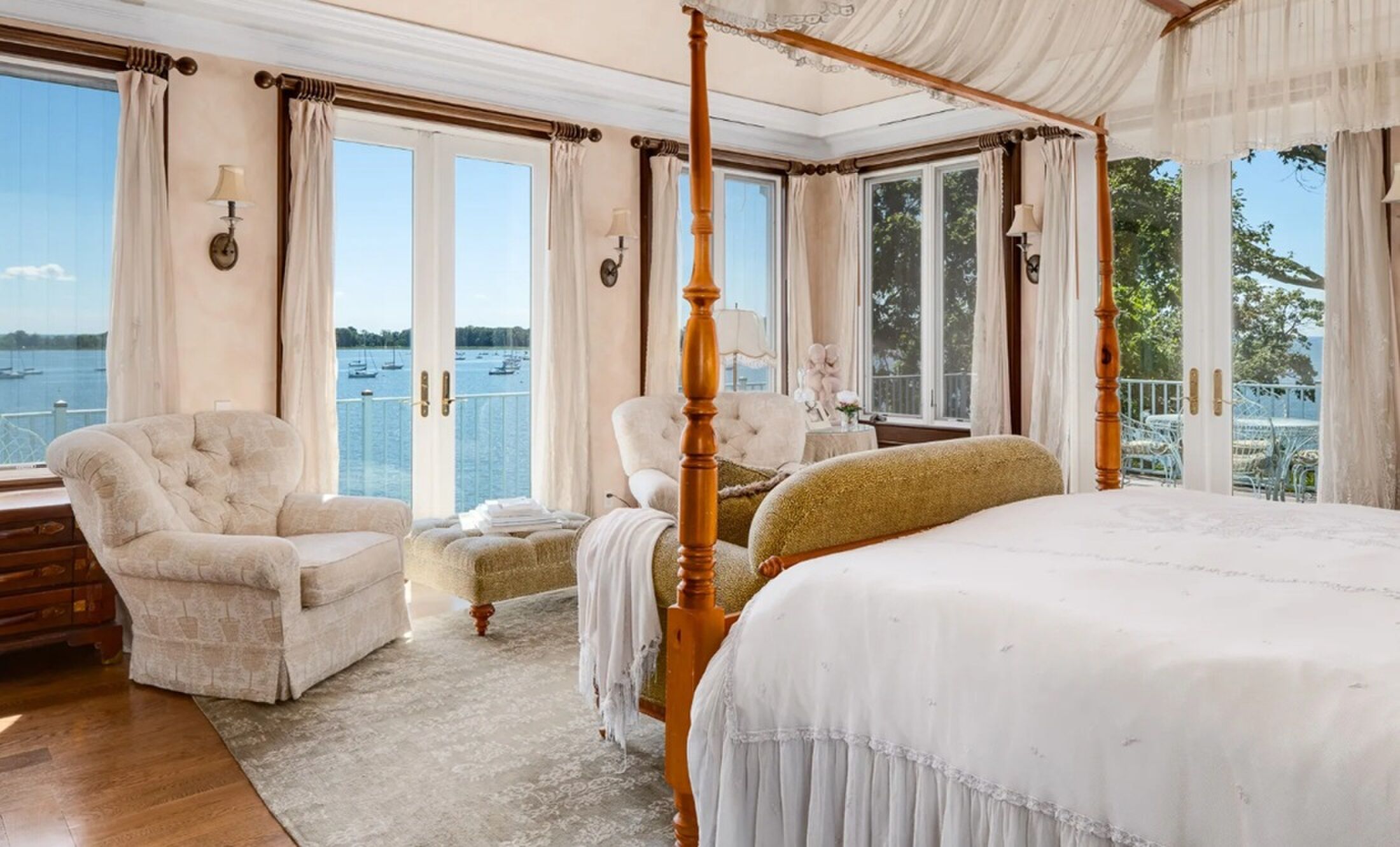 Een slaapkamer met uitzicht op het water
