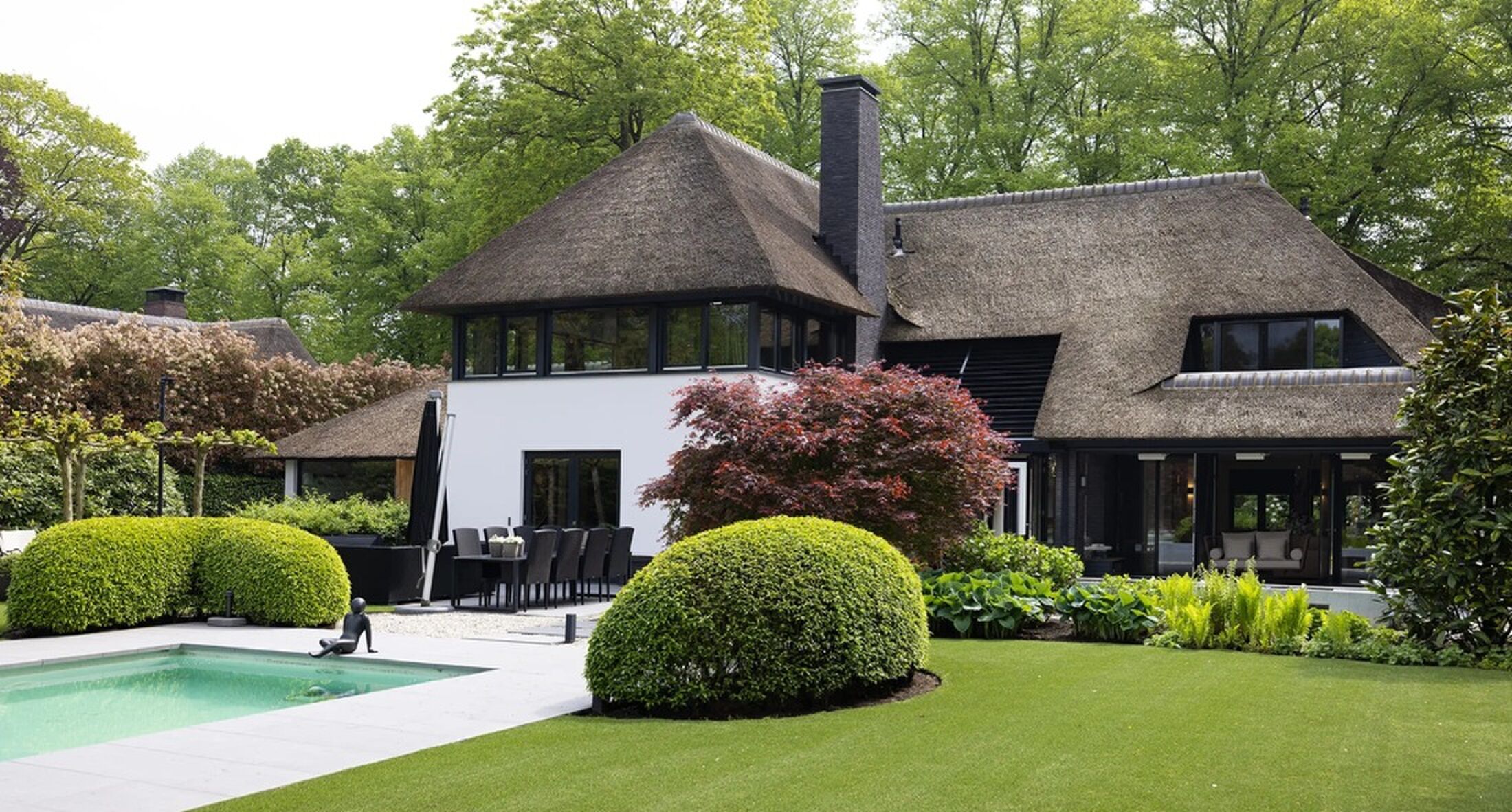 De buitenkant van de luxe villa in Blaricum