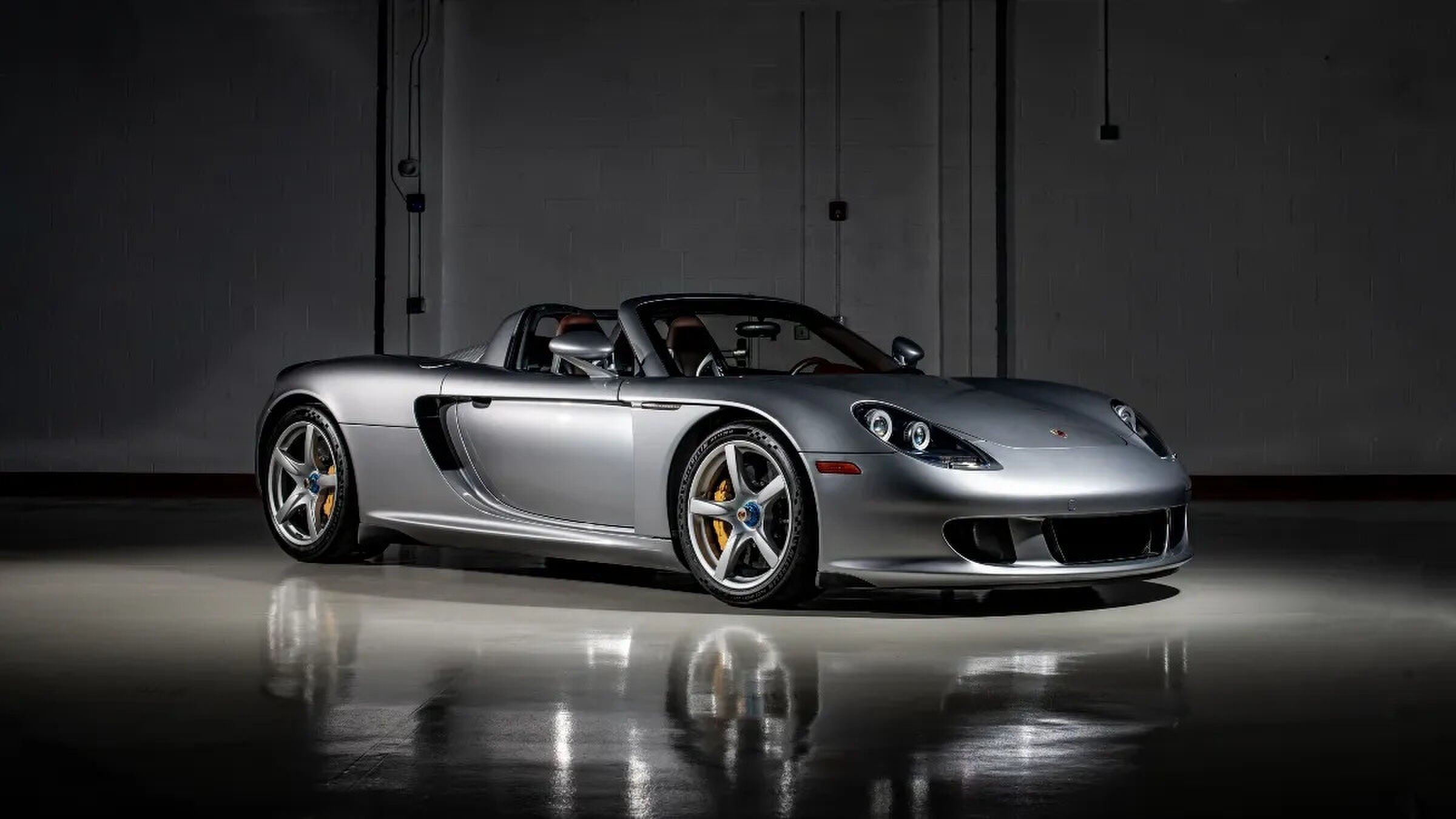 De zijkant van de Porsche Carrera GT