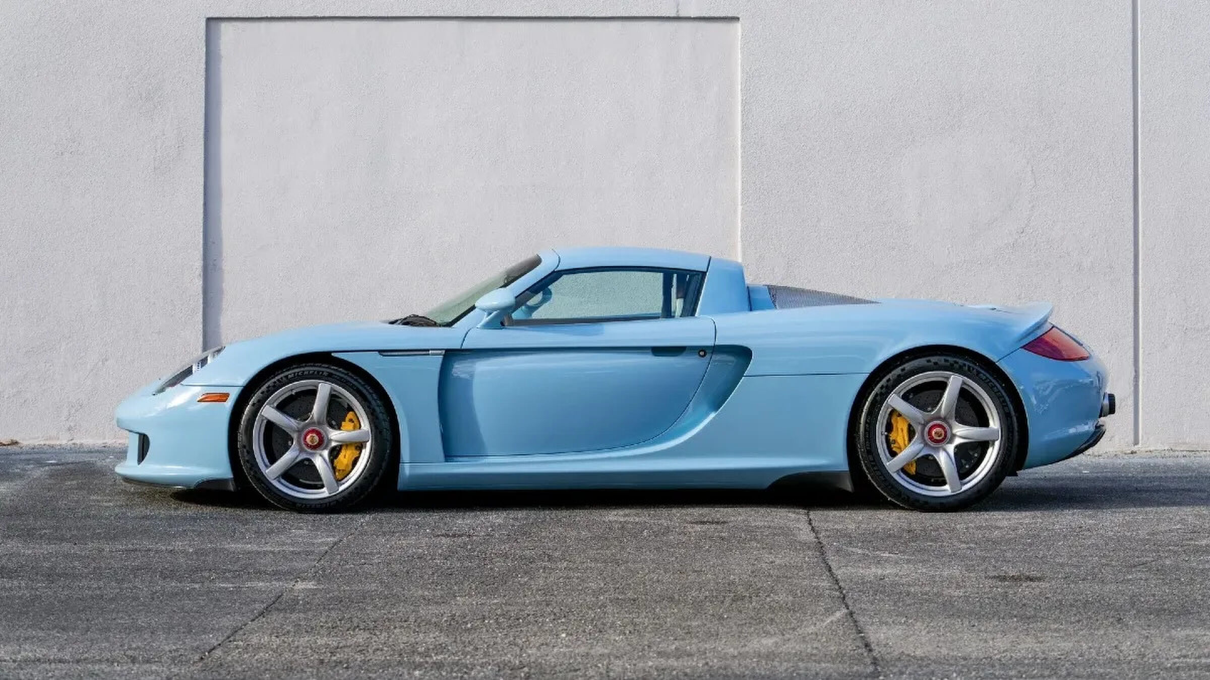De blauwe Porsche Carrera GT