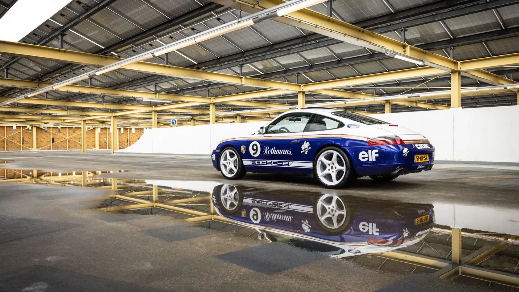 De achterzijde van de Porsche Rothmans op Marktplaats