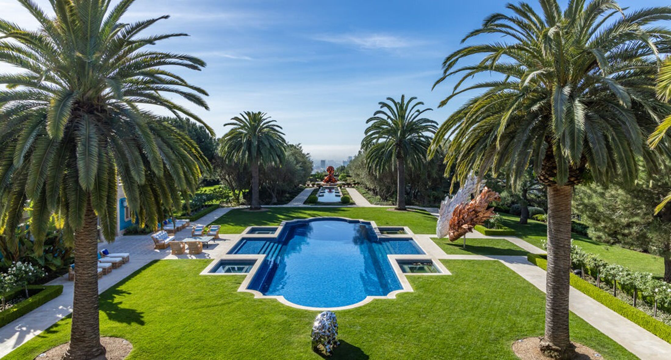 De achtertuin van de mansion in Los Angeles