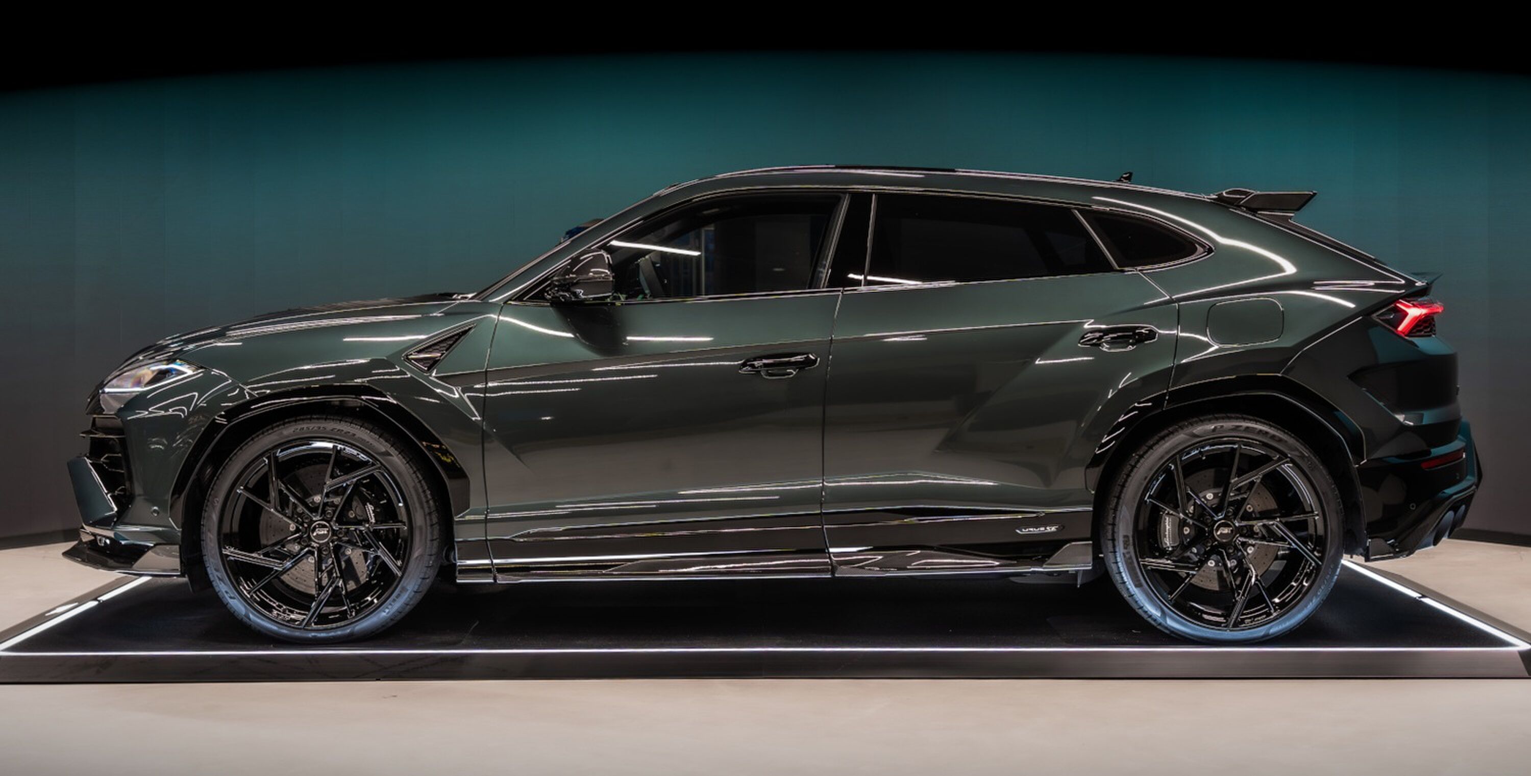 De zijkant van de door ABT aangepaste Lamborghini Urus