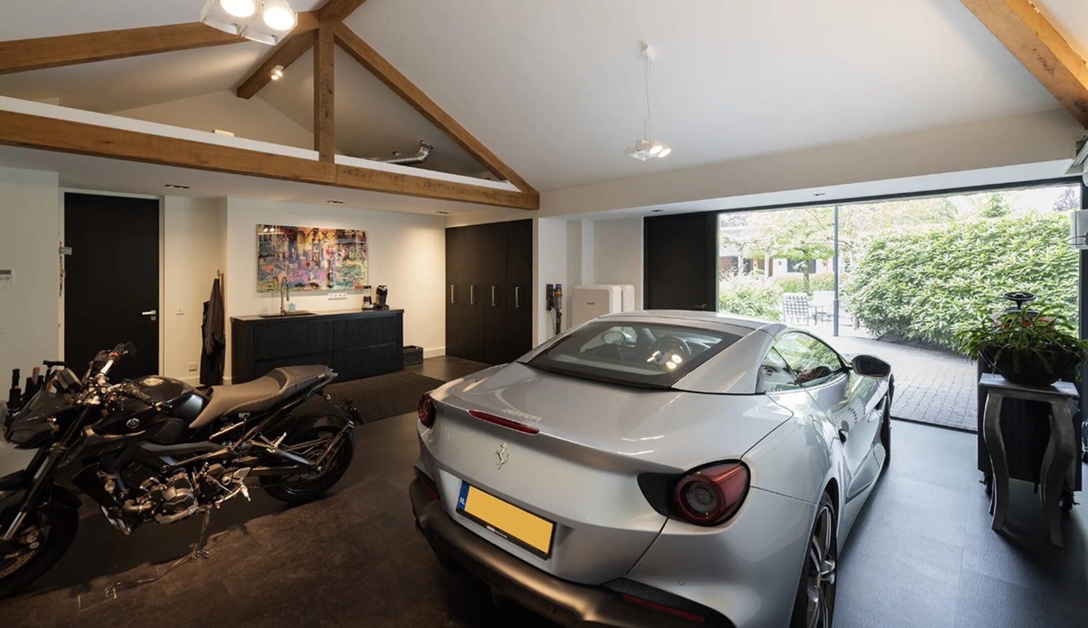 De Ferrari in de garage