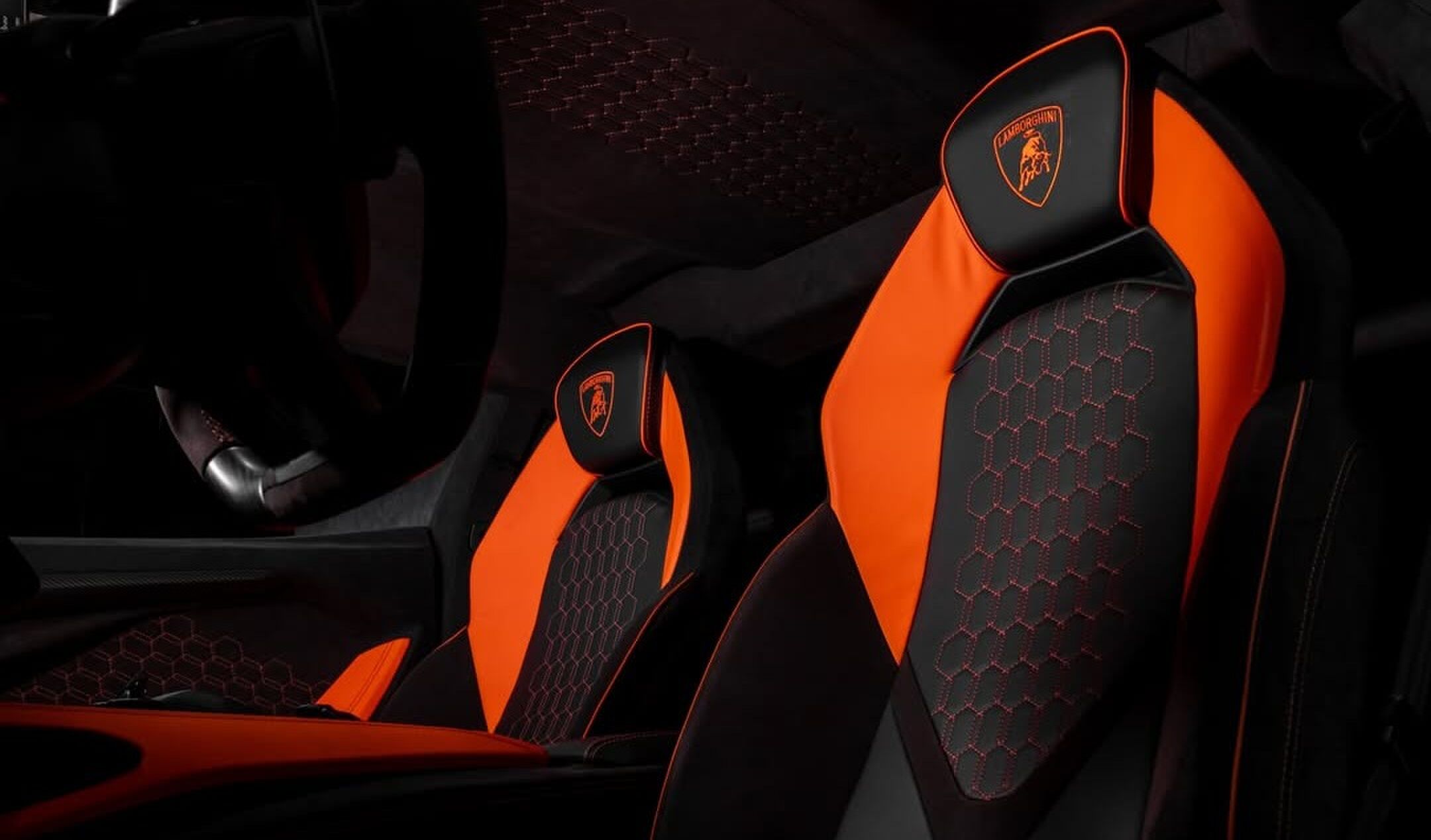 De stoelen in de aangepaste Lamborghini