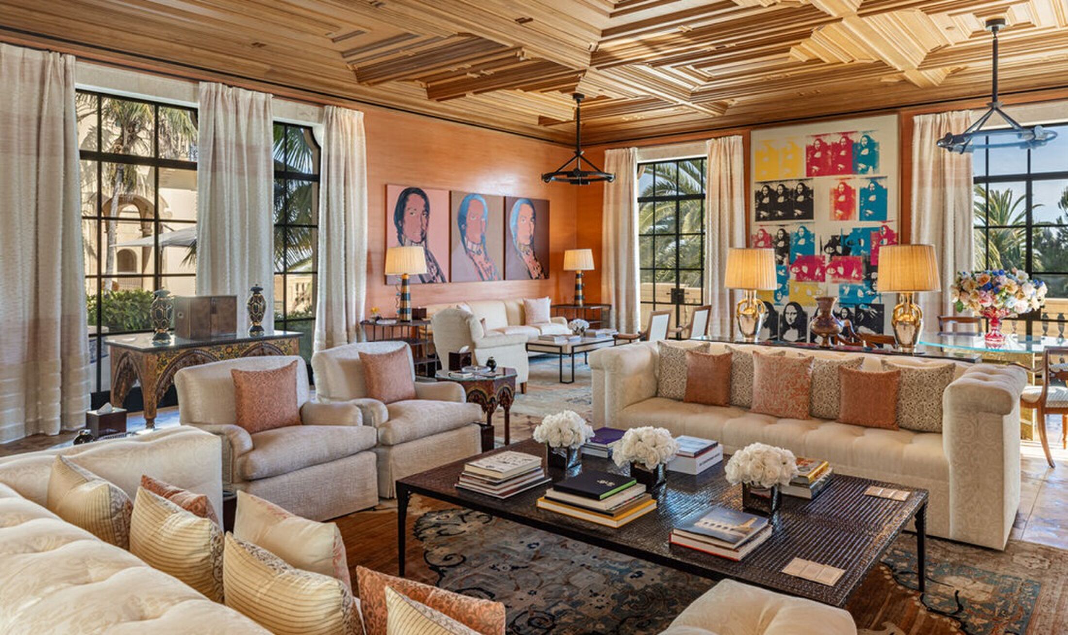 De luxueuze living van de villa