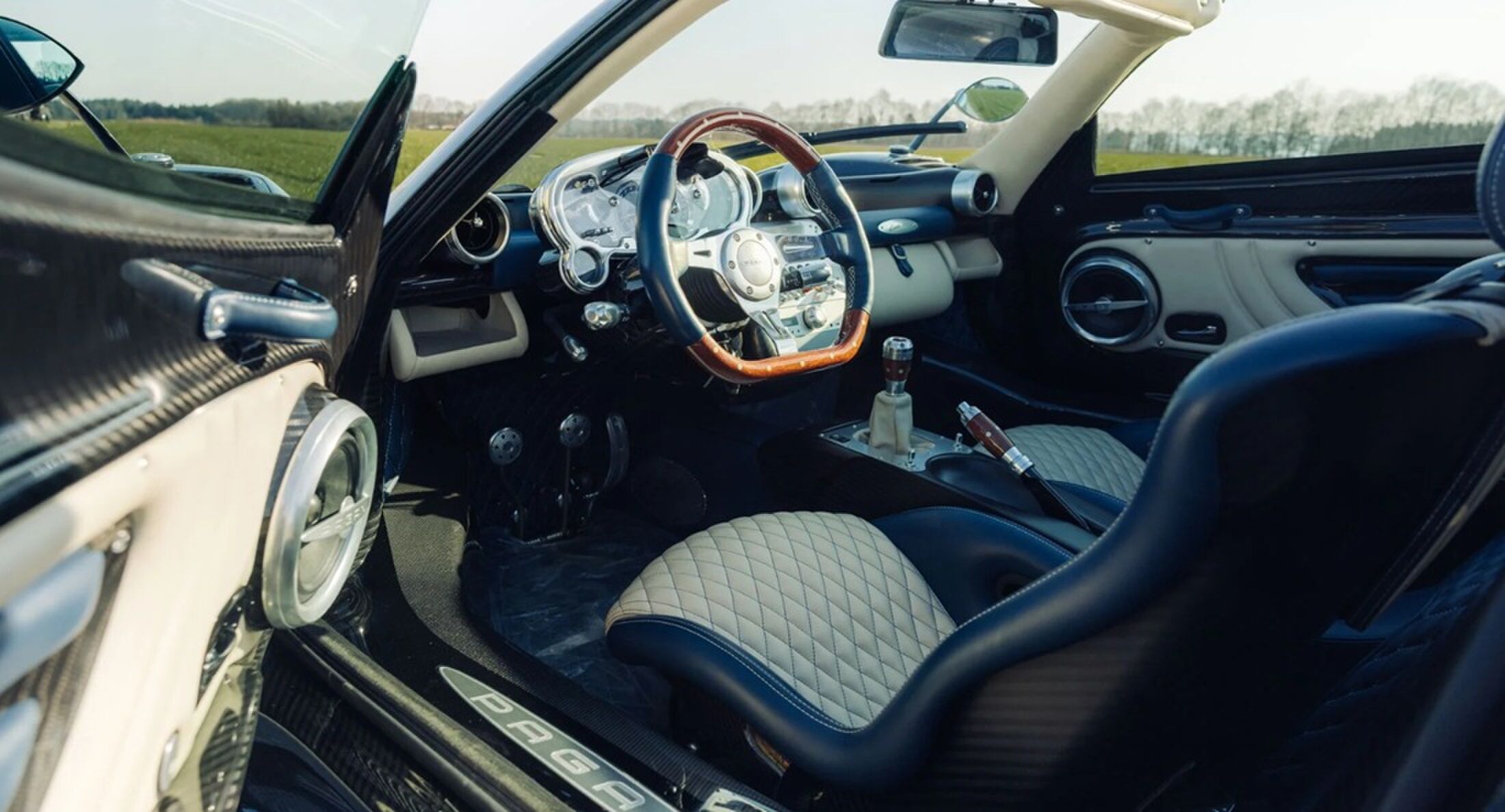 Het interieur van de dure hypercar