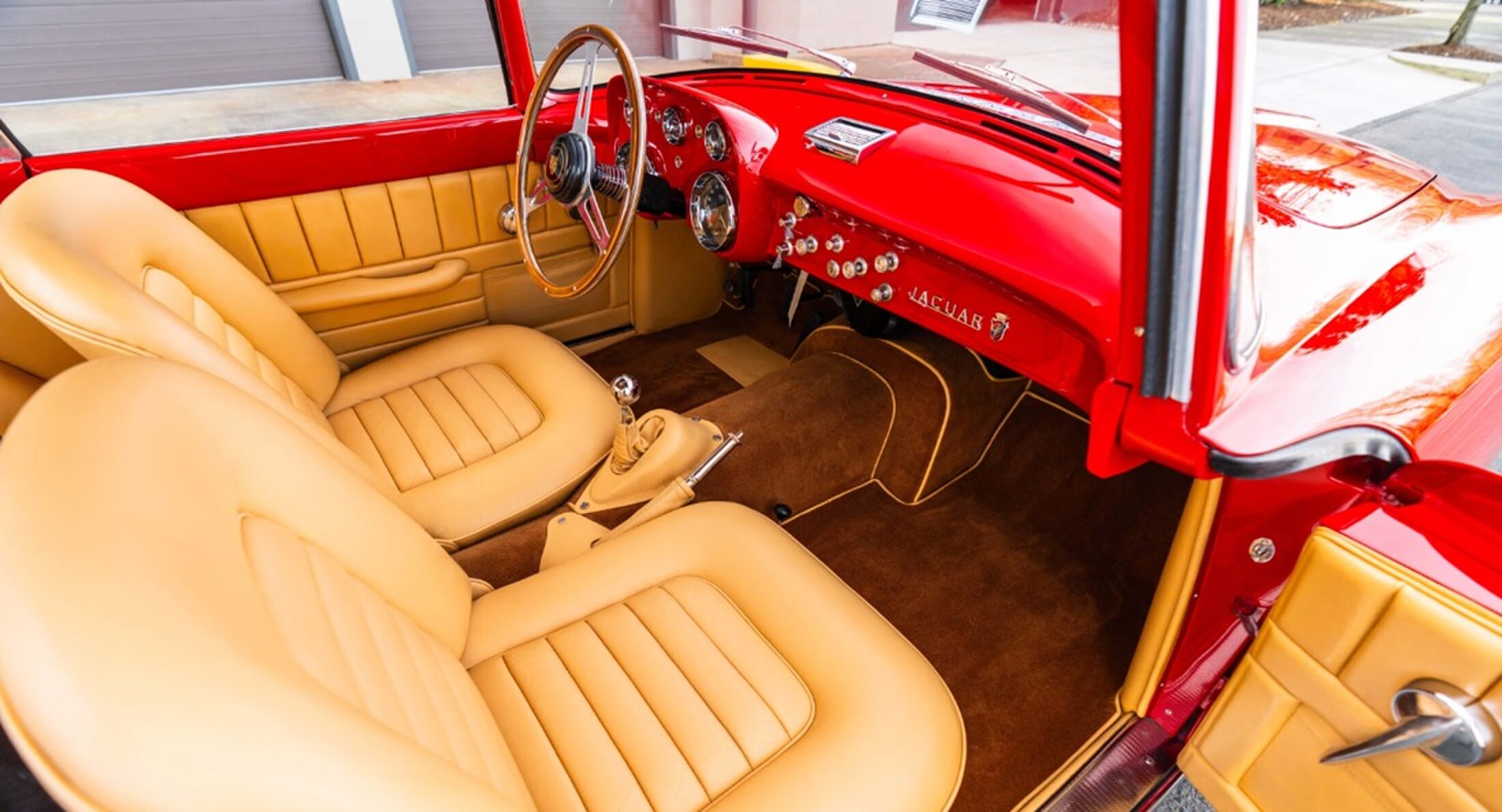 Het interieur van de Jaguar XK140 SE Ghia